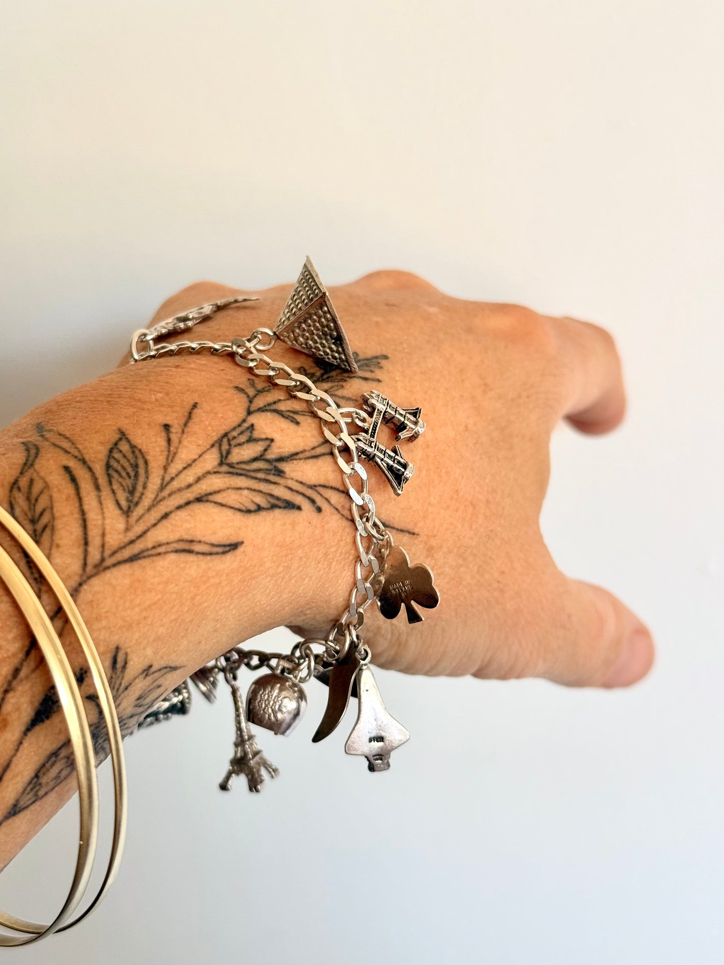 .10 charms .1990s World Traveller Silver landmark keepsake charm bracelet