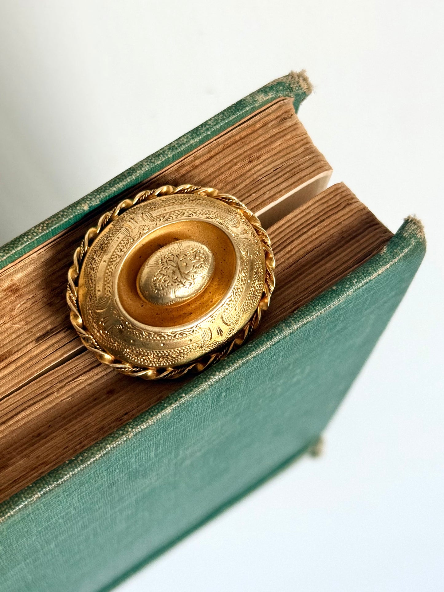 .1800s .1860s 1890s antique Victorian Grand Period fine yellow gold Pinchbeck floral oval target gold sweetheart brooch