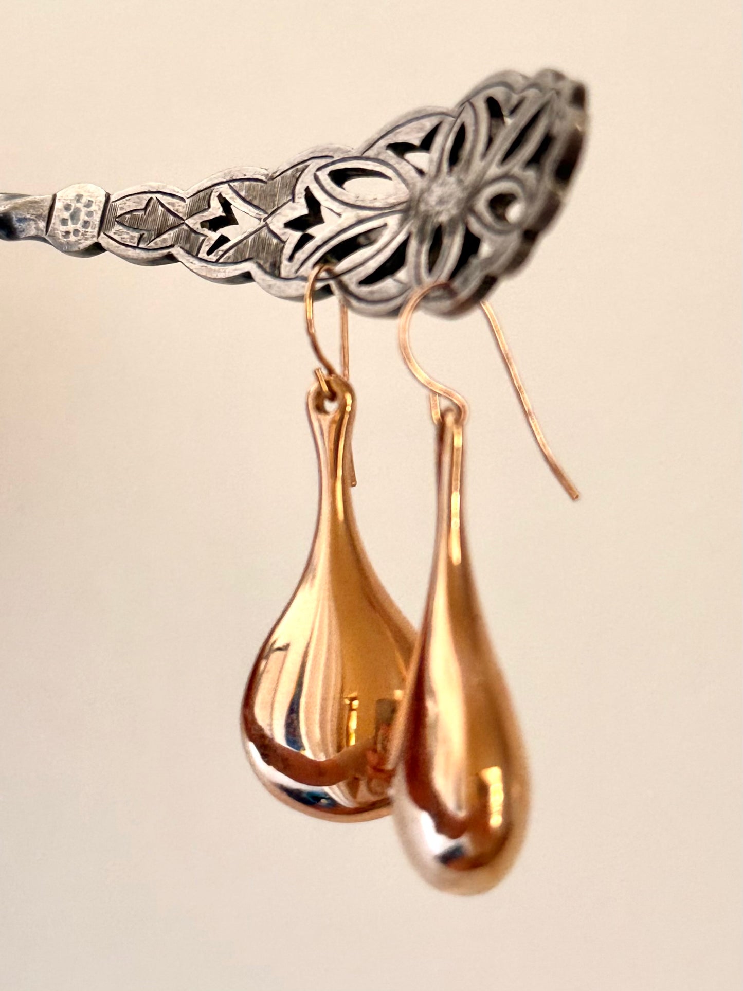 .14ct .1990s .585 architectural form designer Italian Milor modern 14k high carat rose gold teardrop dangle shaped oversized Milor designer rose gold drop earrings