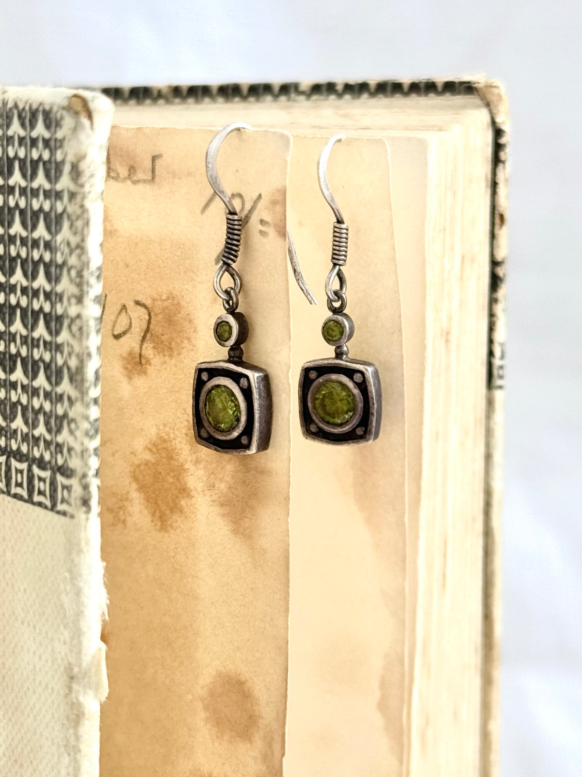 .1990s .925 artisan made boho green gemstone peridot olive green colour drop dangle earrings