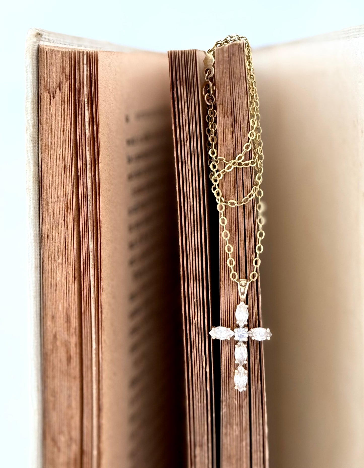 .375. .9ct luxury Cross faith token clear gemstone pendant
