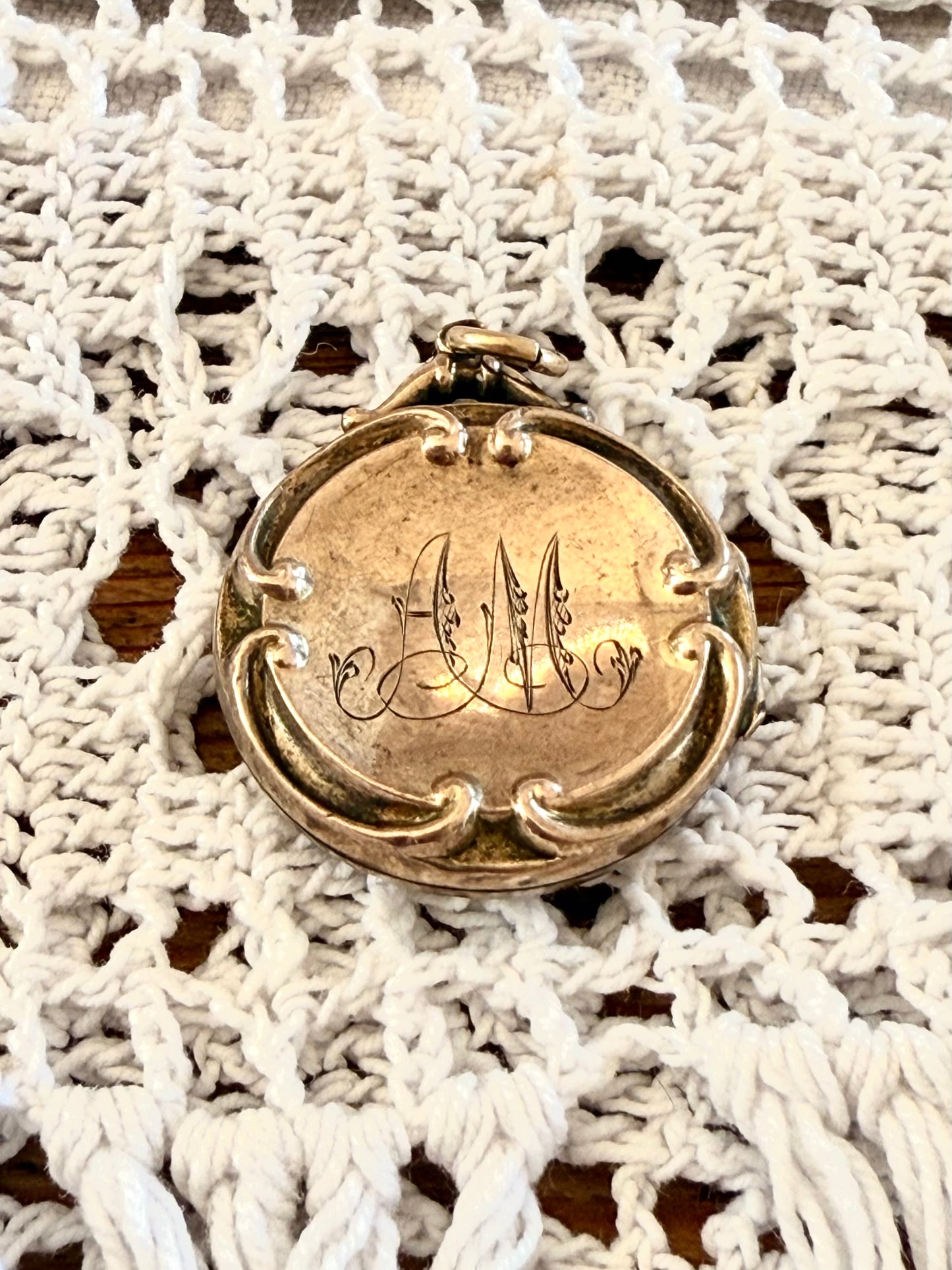 .1900s .375 9ct antique gold Edwardian fancy frame engraved gold photo locket pendant