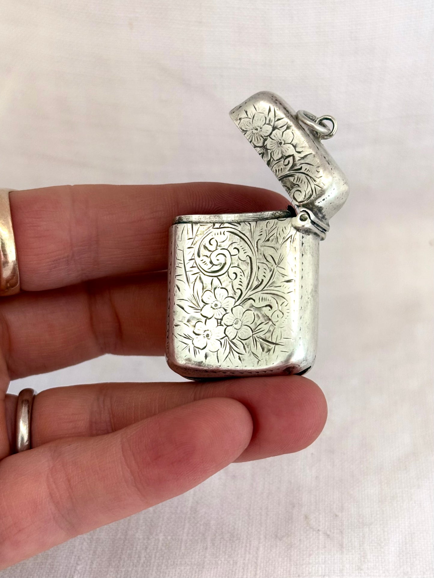 .1903 .925 antique Chester hallmarked small Edwardian ivy leaf sterling silver Vesta Match case Match safe pendant locket