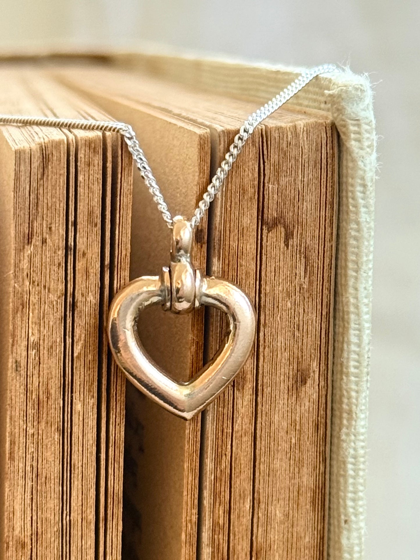 .1900s .375 .9ct solid gold heart pendant on sterling silver chain necklace