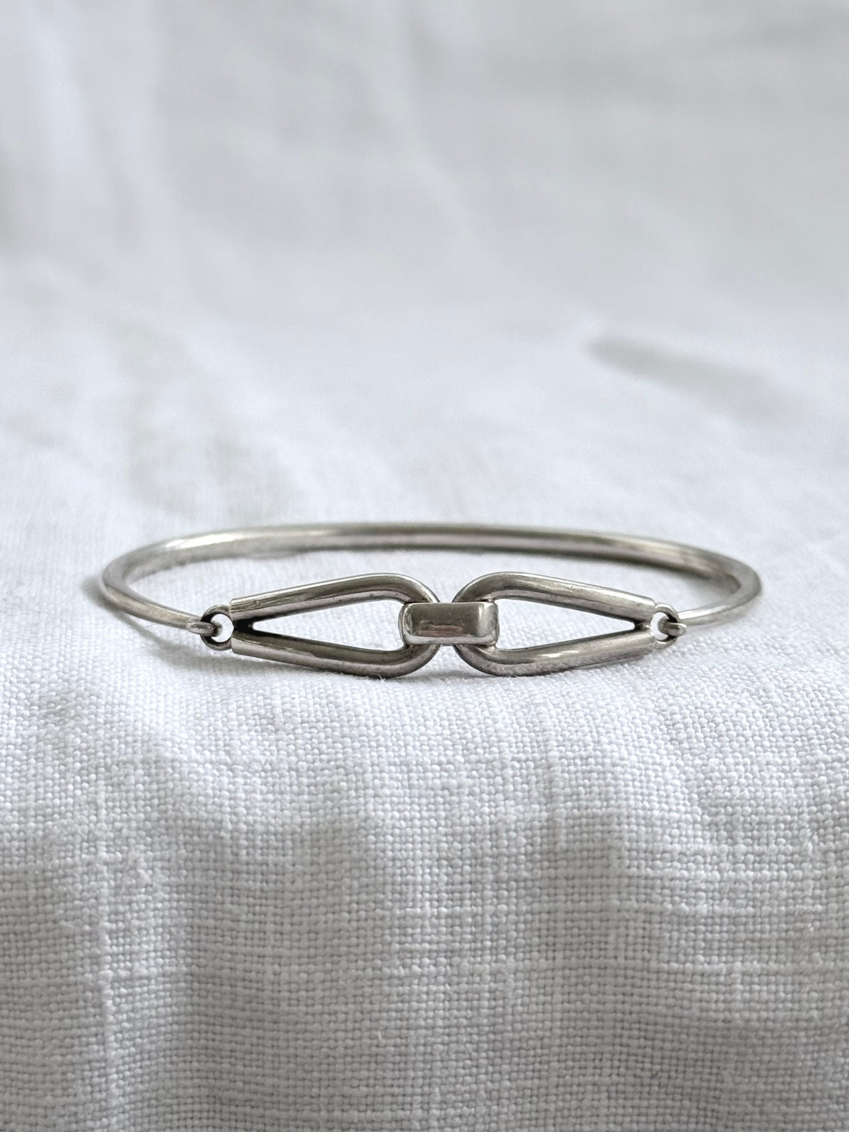 .925 sterling silver geometric form modernist double loop buckle form gate clasp connector solid silver bangle