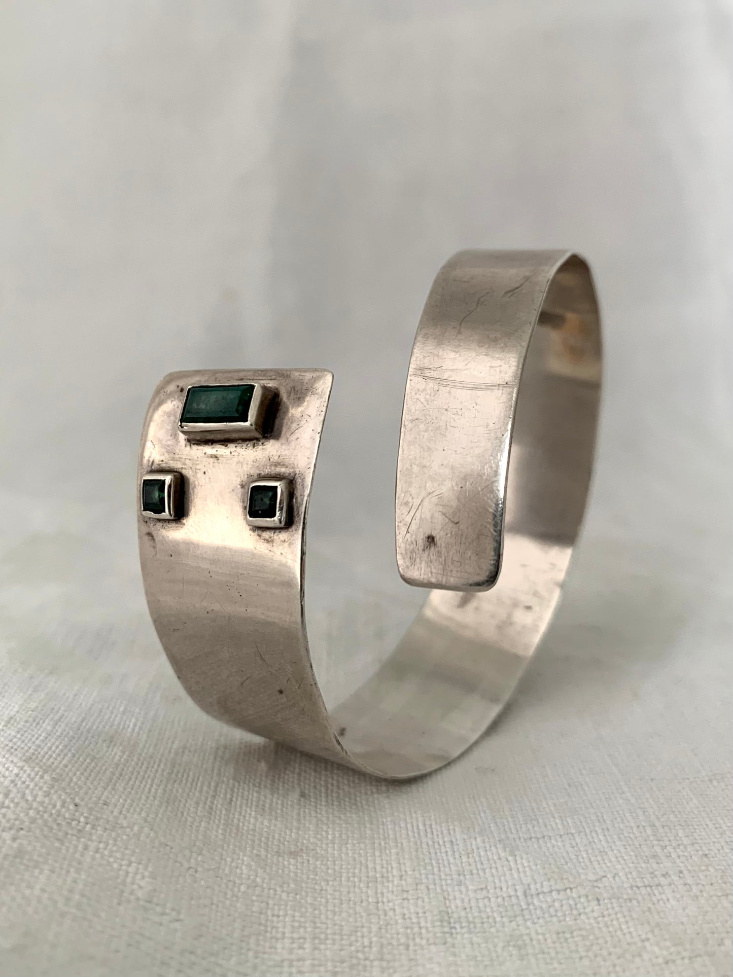 .925 1970s style Artisan made Emerald and silver hand made studio made sterling silver and Emerald green Emerald cut gemstone modernist cuff bangle and ring set