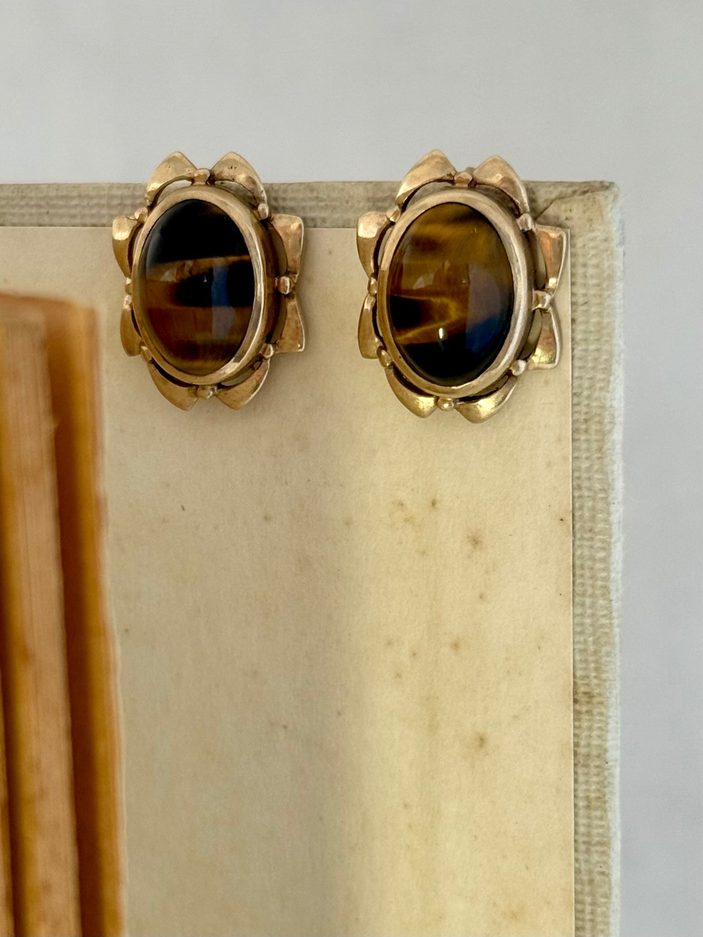 .1940s .1950s .375 .9ct gold Tigers Eye and modernist gold form drop dangle luxurious mid century modern earrings