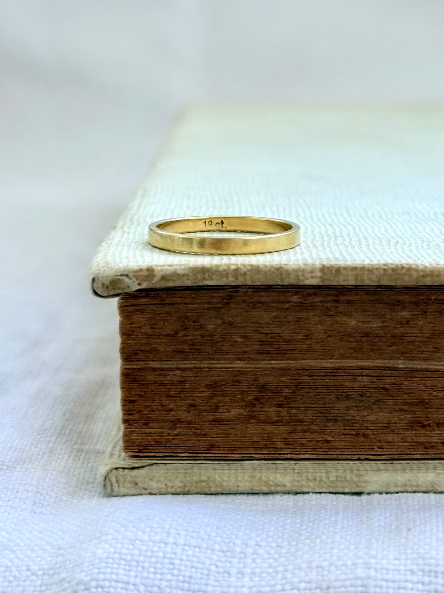 .18ct .1900s .1940s .750 rich high carat yellow gold ring band