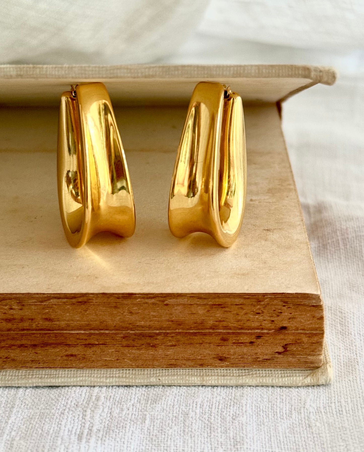 .14ct .1970s .1990s .585 designer Italian modernist high carat yellow gold u shaped horseshoe form oversized Milor designer hoop gold clasp drop earrings