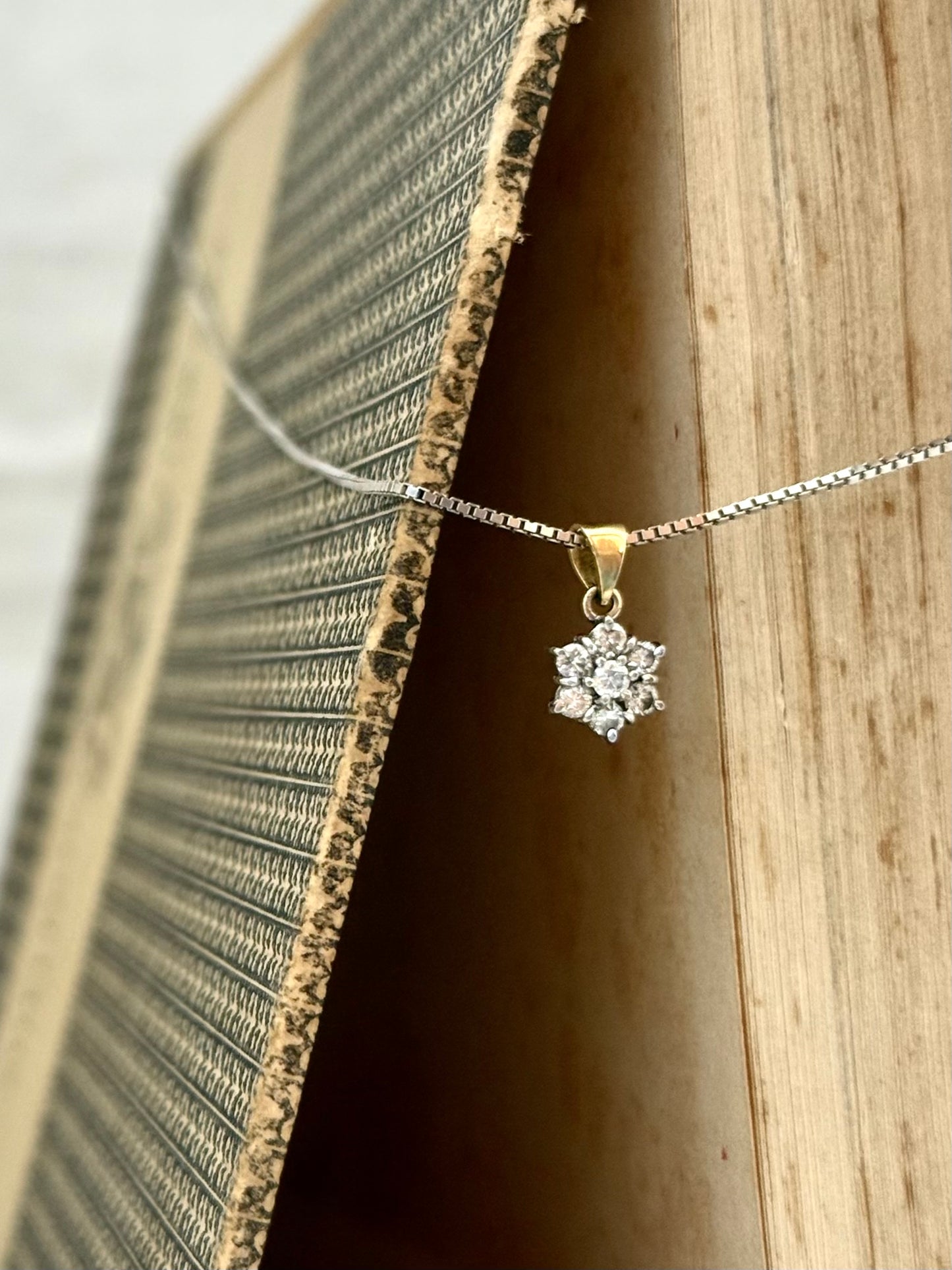 .1970s .375 gold 7 diamond star flower luxury gold pendant on modernist white gold box chain necklace