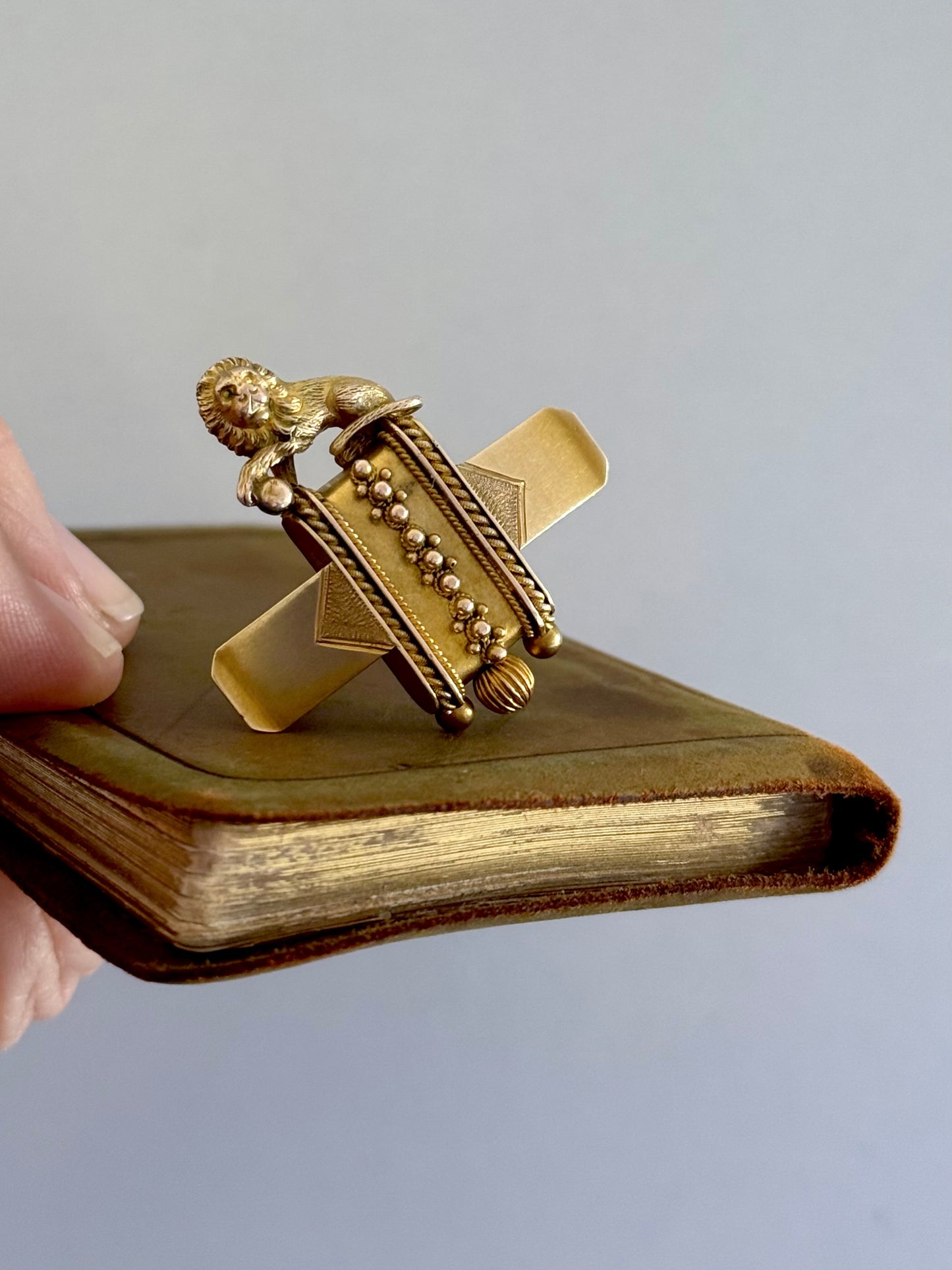 .18ct .1860s .750 standard gold Antique rare Etruscan Revival Brooch in 18ct Yellow Gold – Lion Motif with Granulation