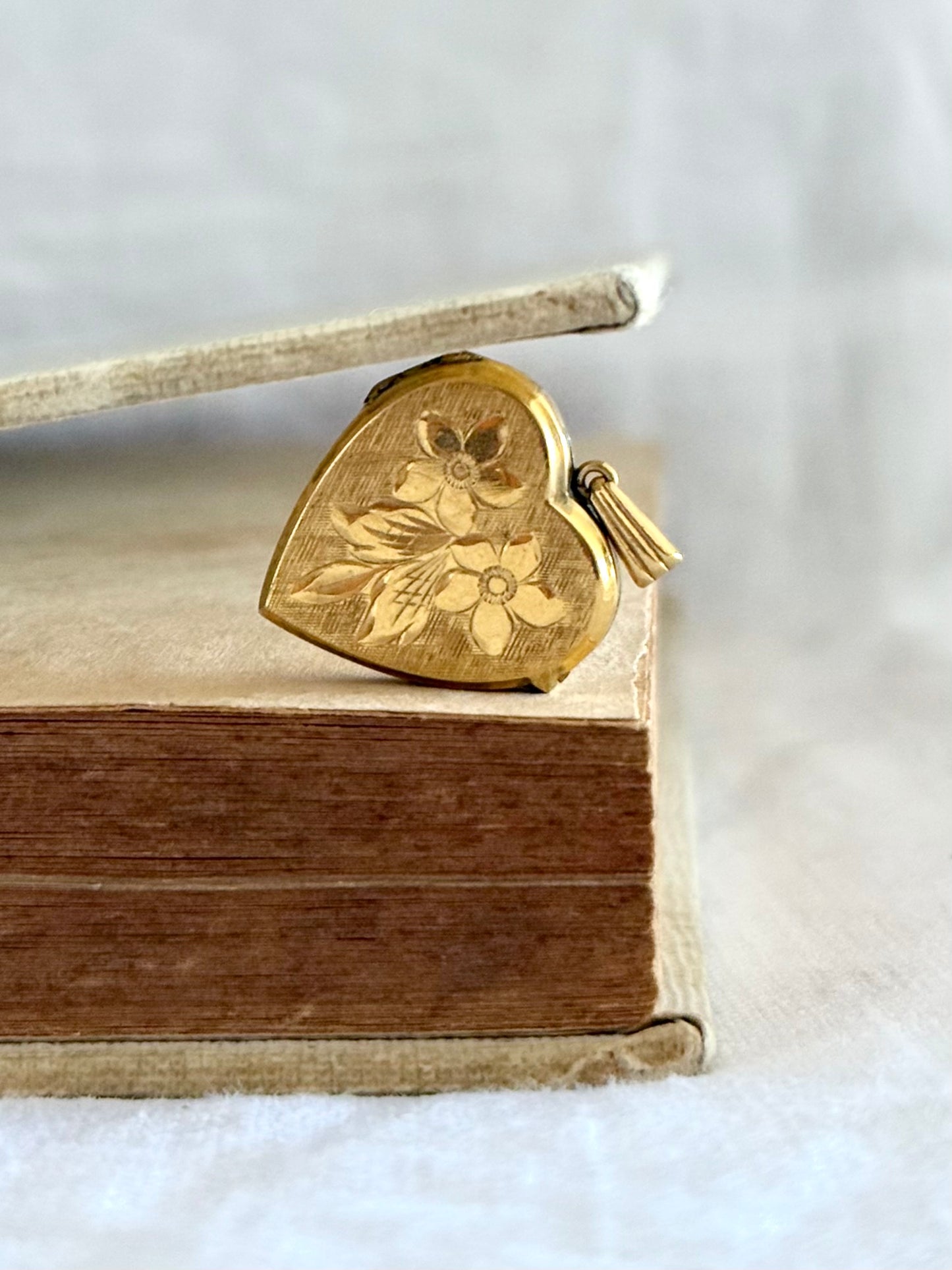 .1940s .1950s .9ct gold heart locket Romantic floral engraved front and back gold marked sentimental love token locket pendant