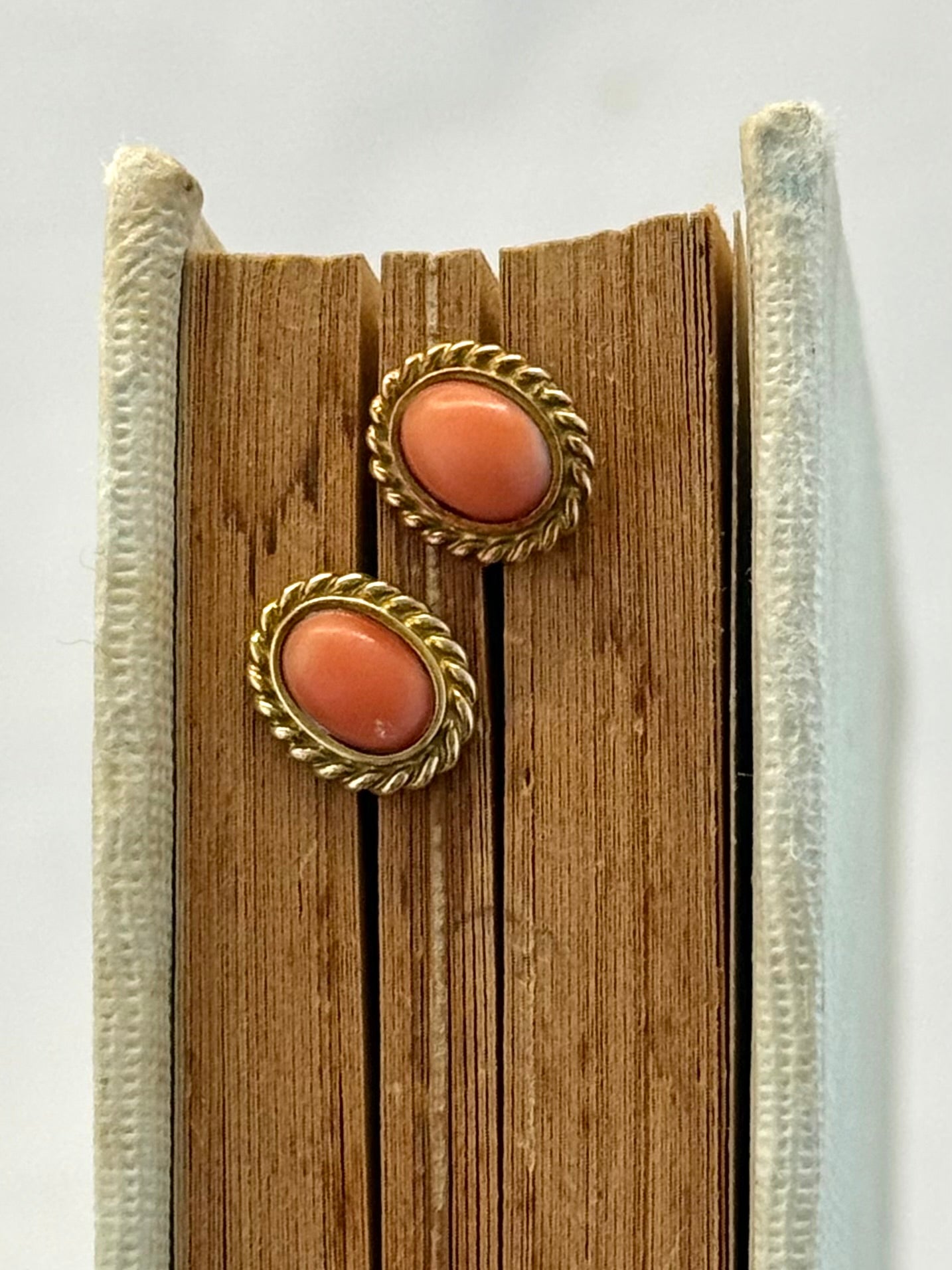 .1970s .375 .9ct Salmon coral and luxurious gold oval post stud push in luxury earrings