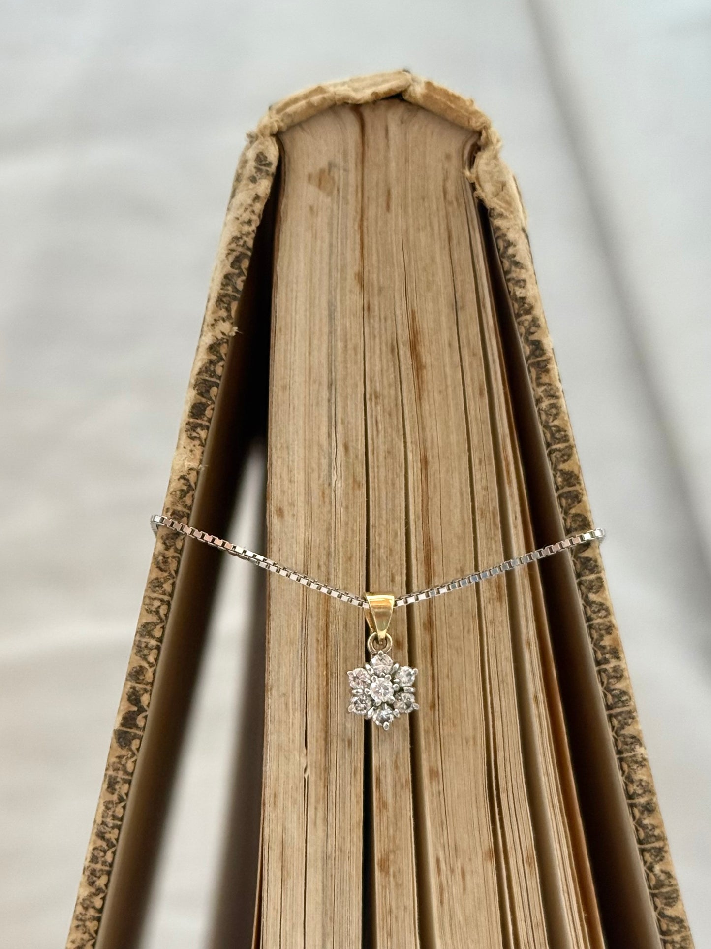 .1970s .375 gold 7 diamond star flower luxury gold pendant on modernist white gold box chain necklace