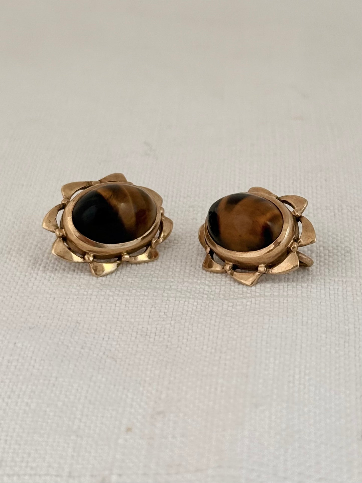 .1940s .1950s .375 .9ct gold Tigers Eye and modernist gold form drop dangle luxurious mid century modern earrings