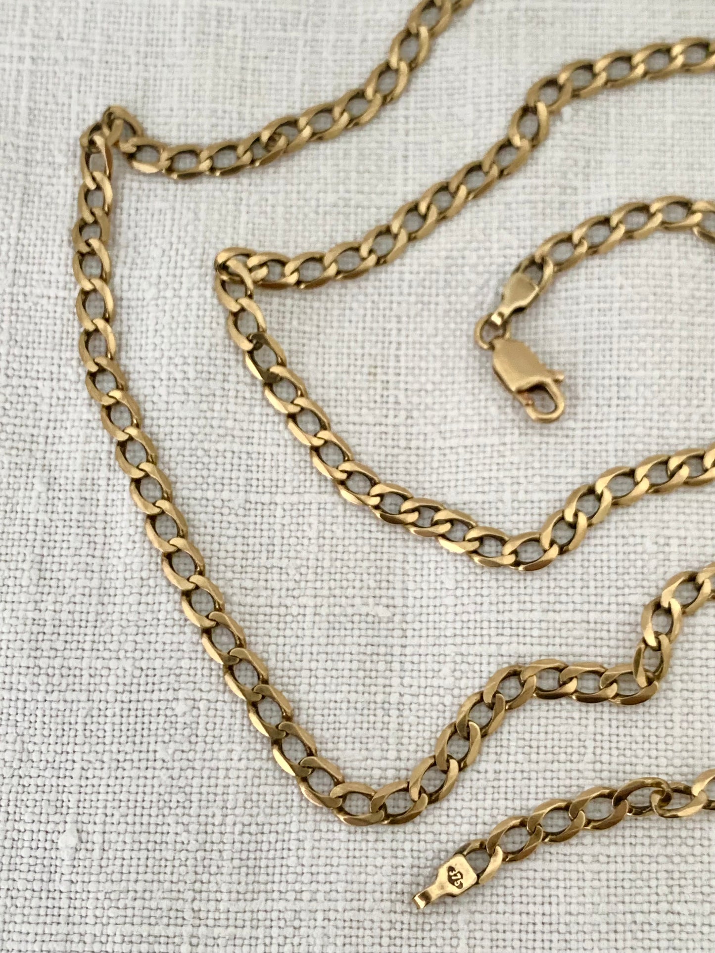 .1970s .375 .9ct gold luxurious retro perfect yellow gold curb link chain 4mm wide curb chain 9k gold 62cm long necklace