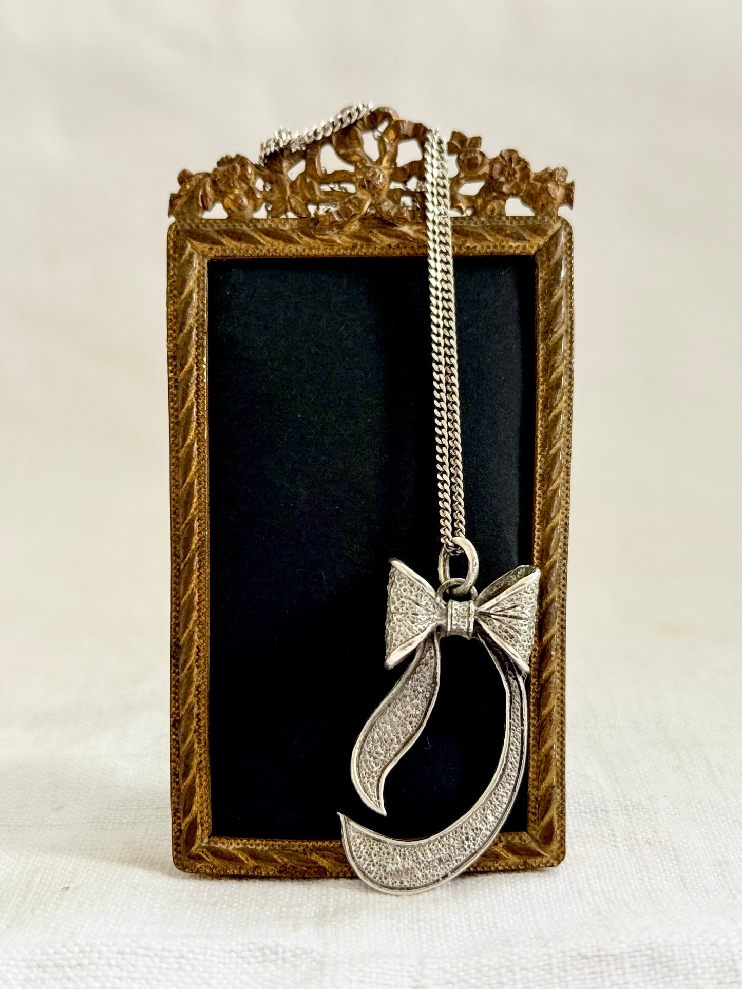 .1950s .47cm long .925 Bow Ribbon romantic Italian made sterling silver pendant on 47cm silver chain