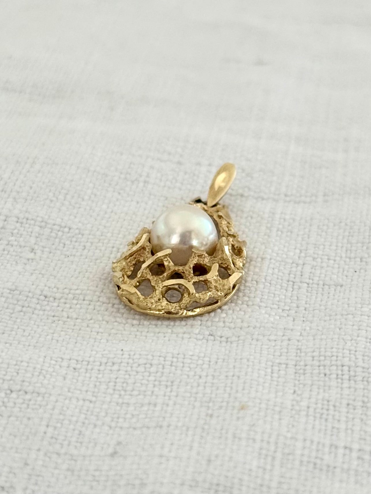 .10ct .1960s .1970s Brutalist style white pearl .416 yellow gold modernist teardrop luxury pearl drop pendant