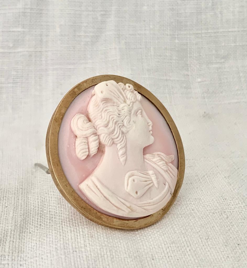 .1800s .375 .9ct antique early Victorian rose gold pink Queen Conch shell Greek Goddess large round cameo brooch