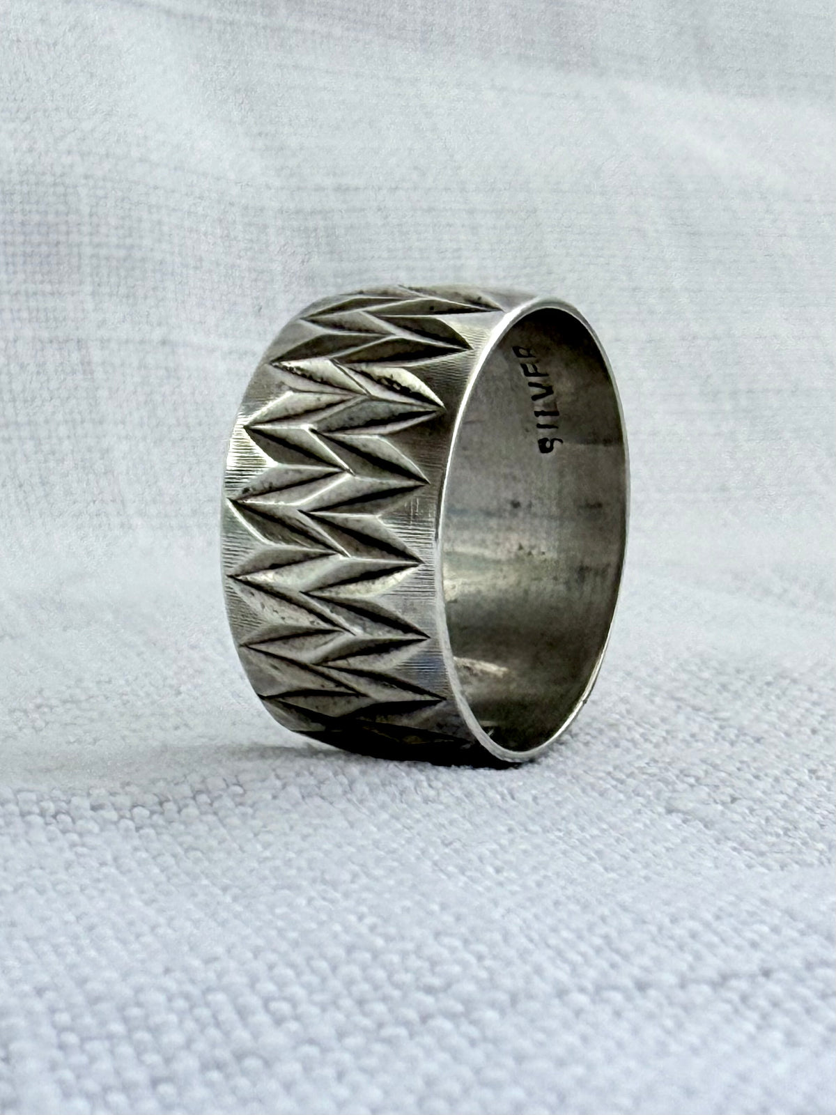 .1970s .925 Edwardian revival zigzag wide decorative engraved geometric etched sterling silver Cigar Band Ring
