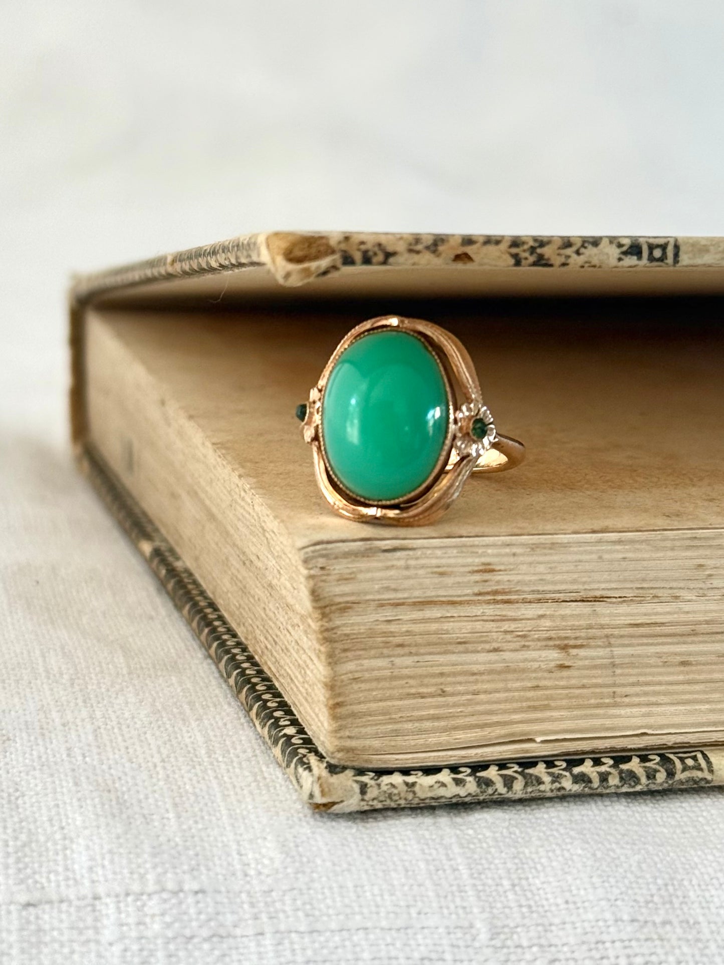 .14ct .1900s .1910s .585 gold antique Chrysoprase Peridot Arts & Crafts Aesthetic high carat gold dress ring