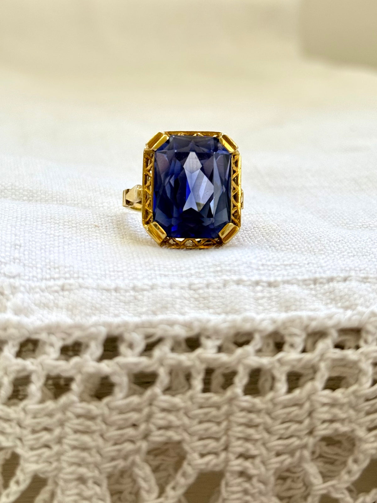 .18ct .1920s .1930s luxurious .750ct sapphire blue Corundum gemstone high carat gold large cocktail dress ring