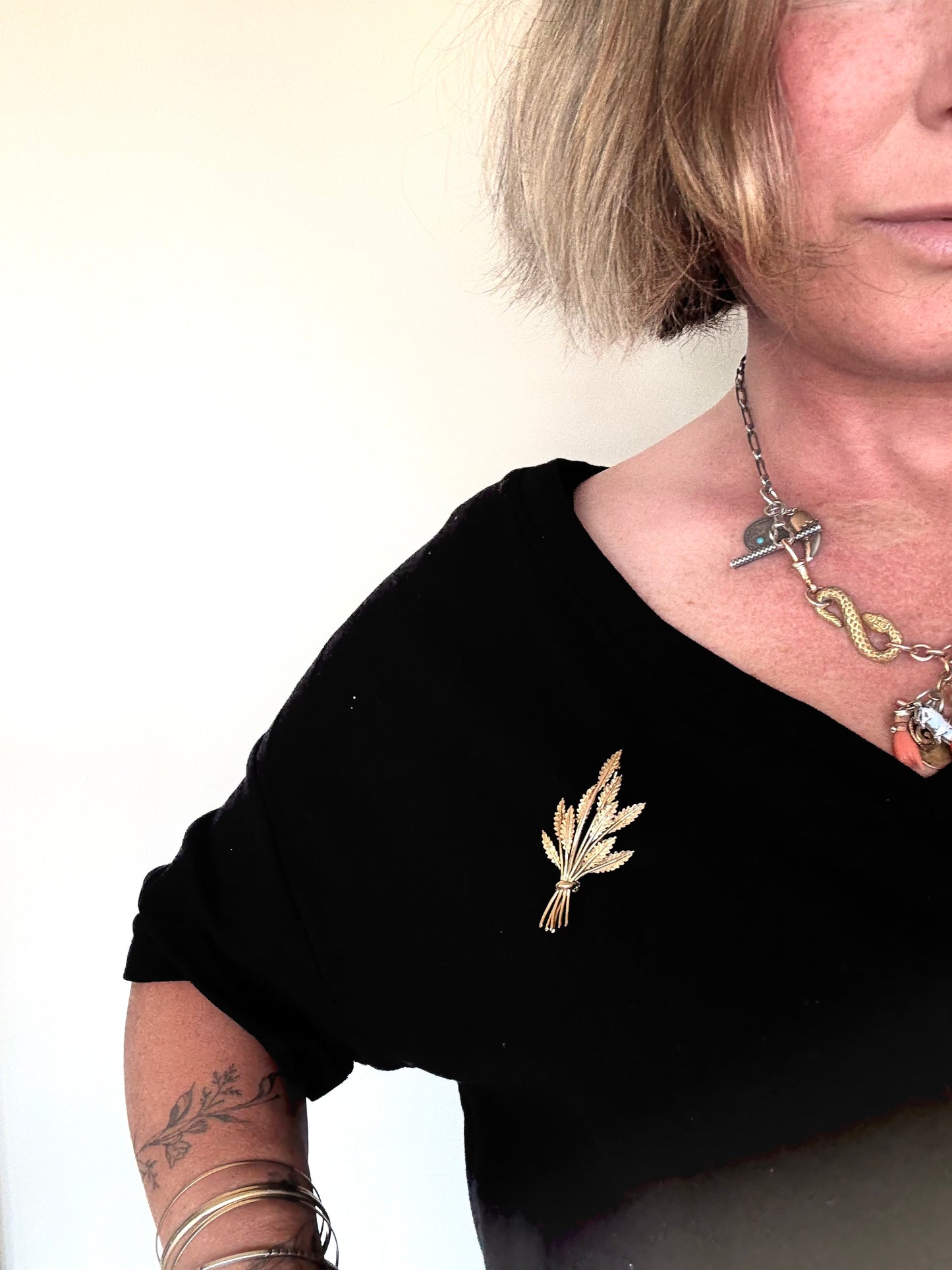 .1950s .375 .9ct yellow gold Grecian Hellenistic luxury gold leaf bouquet brooch Mid Century Modern lapel pin