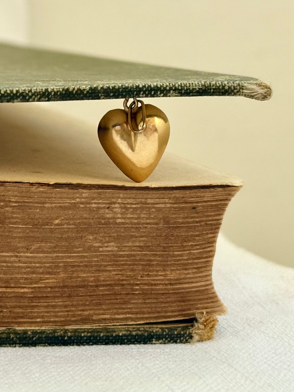 .18ct .1900s antique French high carat .750 gold puffy heart romantic charm pendant