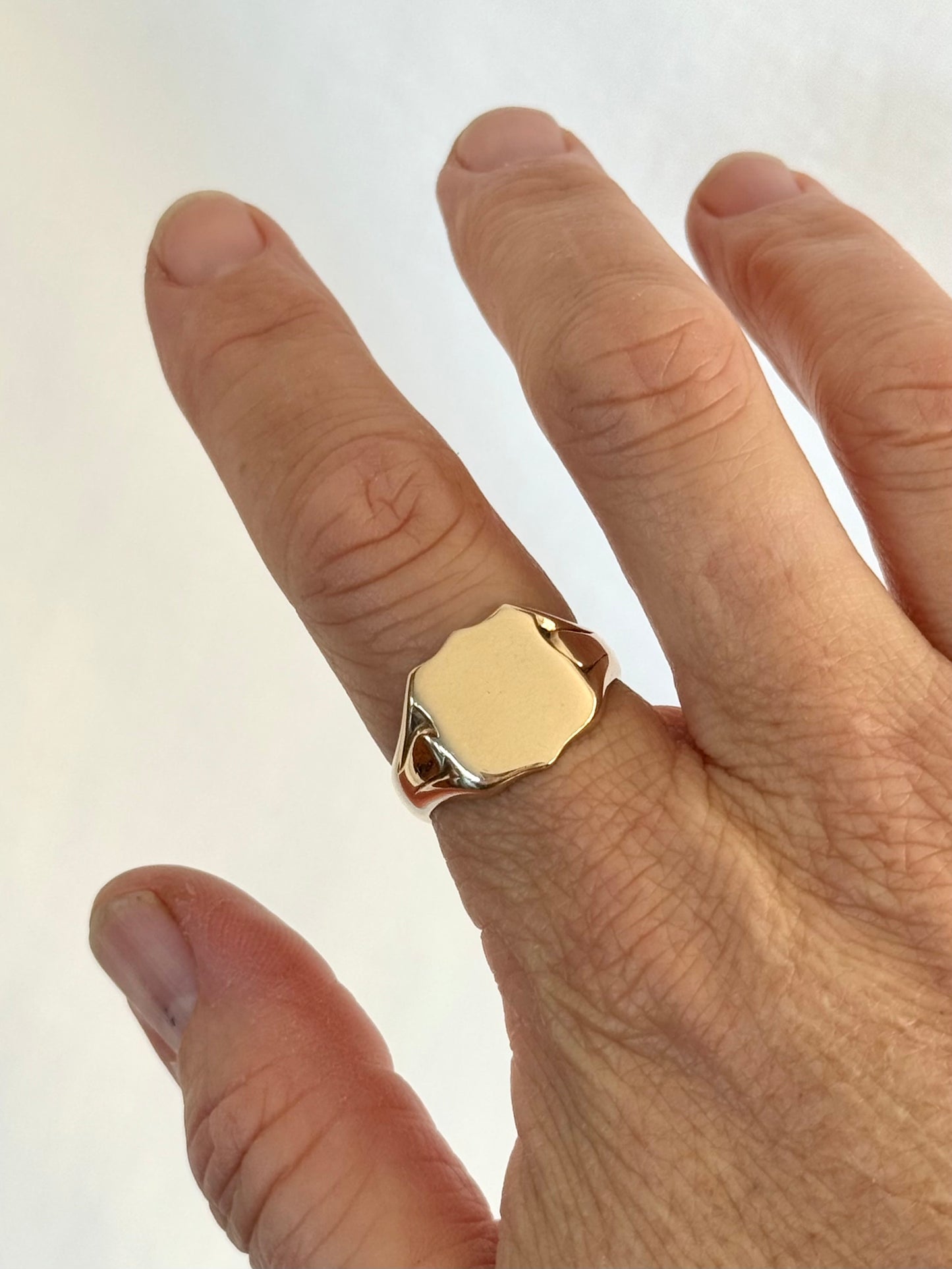 .1970 .375 .9ct solid yellow gold South African Signet Seal Crest Gold Shield ring