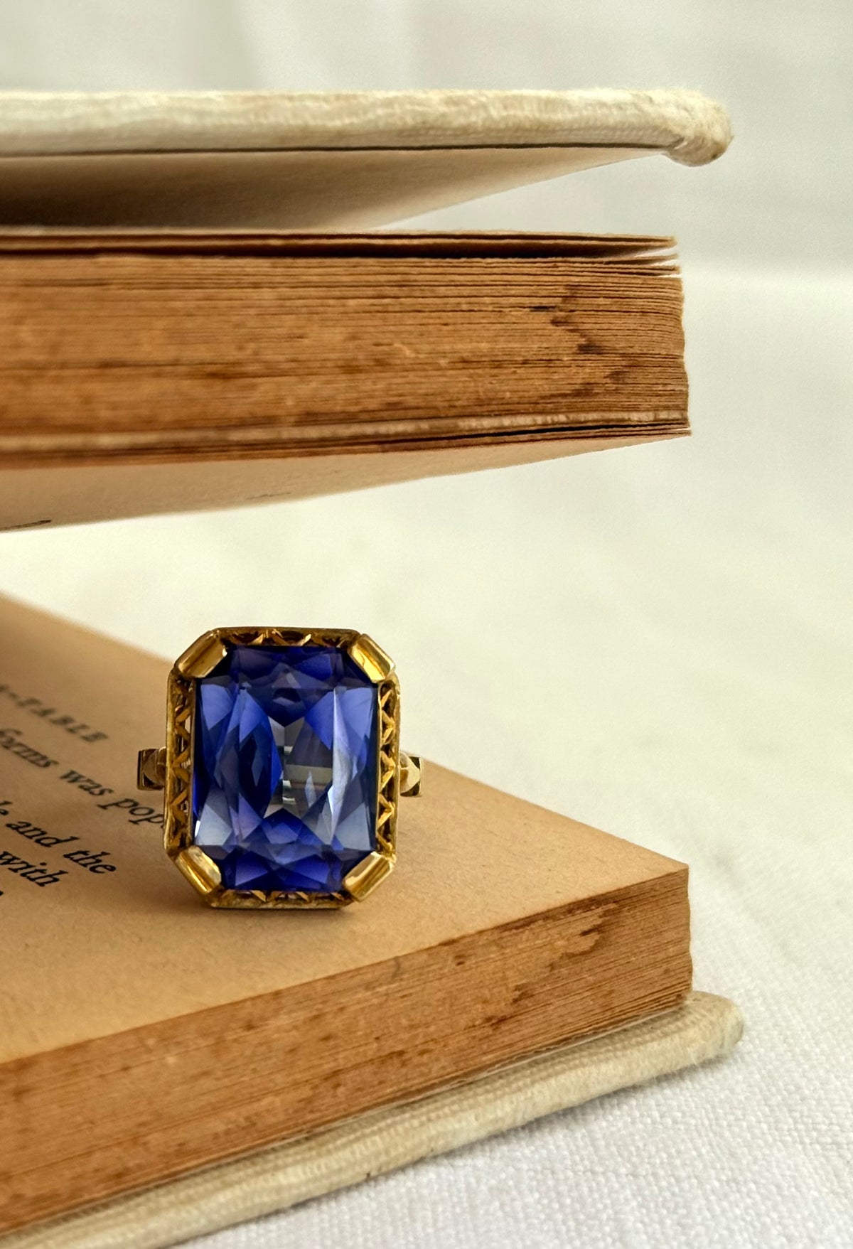 .18ct .1920s .1930s luxurious .750ct sapphire blue Corundum gemstone high carat gold large cocktail dress ring