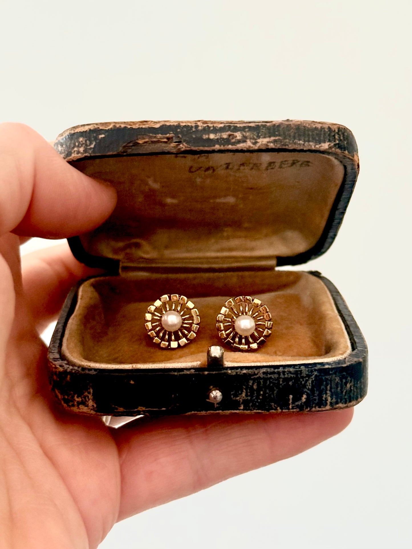.1970s 9ct yellow gold starburst flower with crisp white pearl brutalist post stud push in earrings