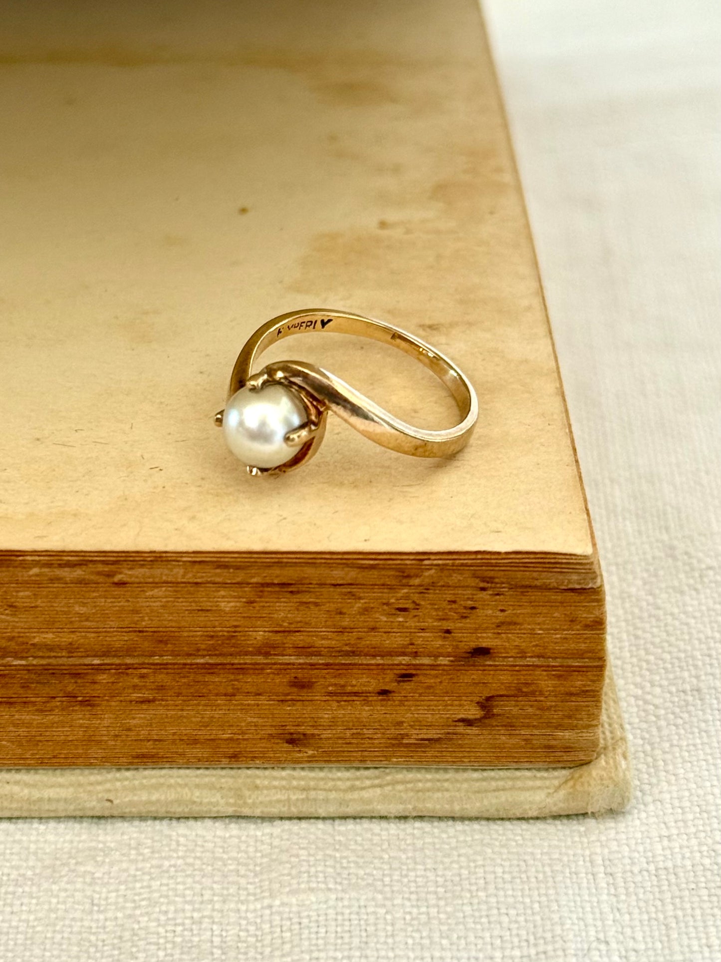 .10ct .1970s Akoya white pearl 10k yellow gold pearl bypass commitment token ring