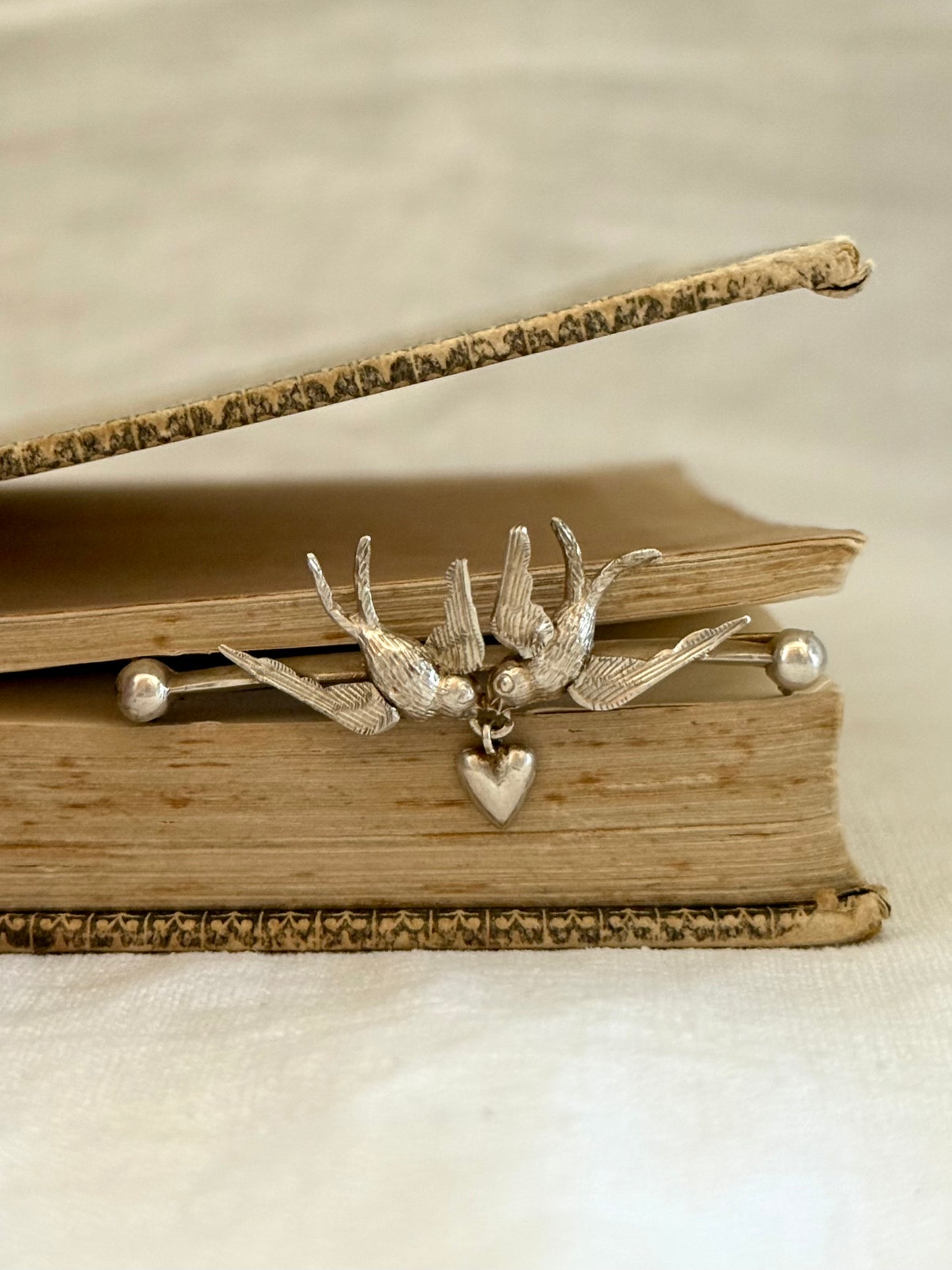 .1901 .925 antique Birmingham silver double swift swallow heart sweetheart pin brooch