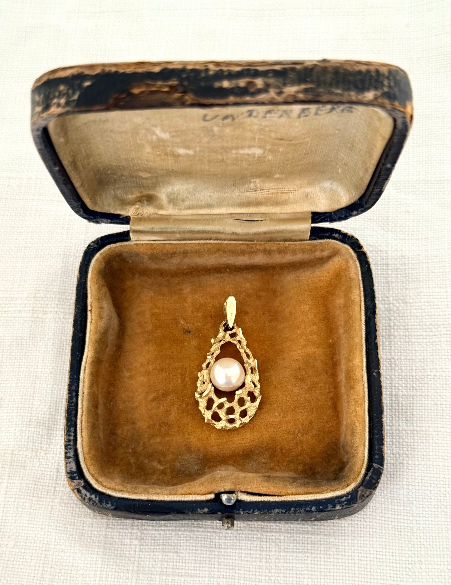 .10ct .1960s .1970s Brutalist style white pearl .416 yellow gold modernist teardrop luxury pearl drop pendant