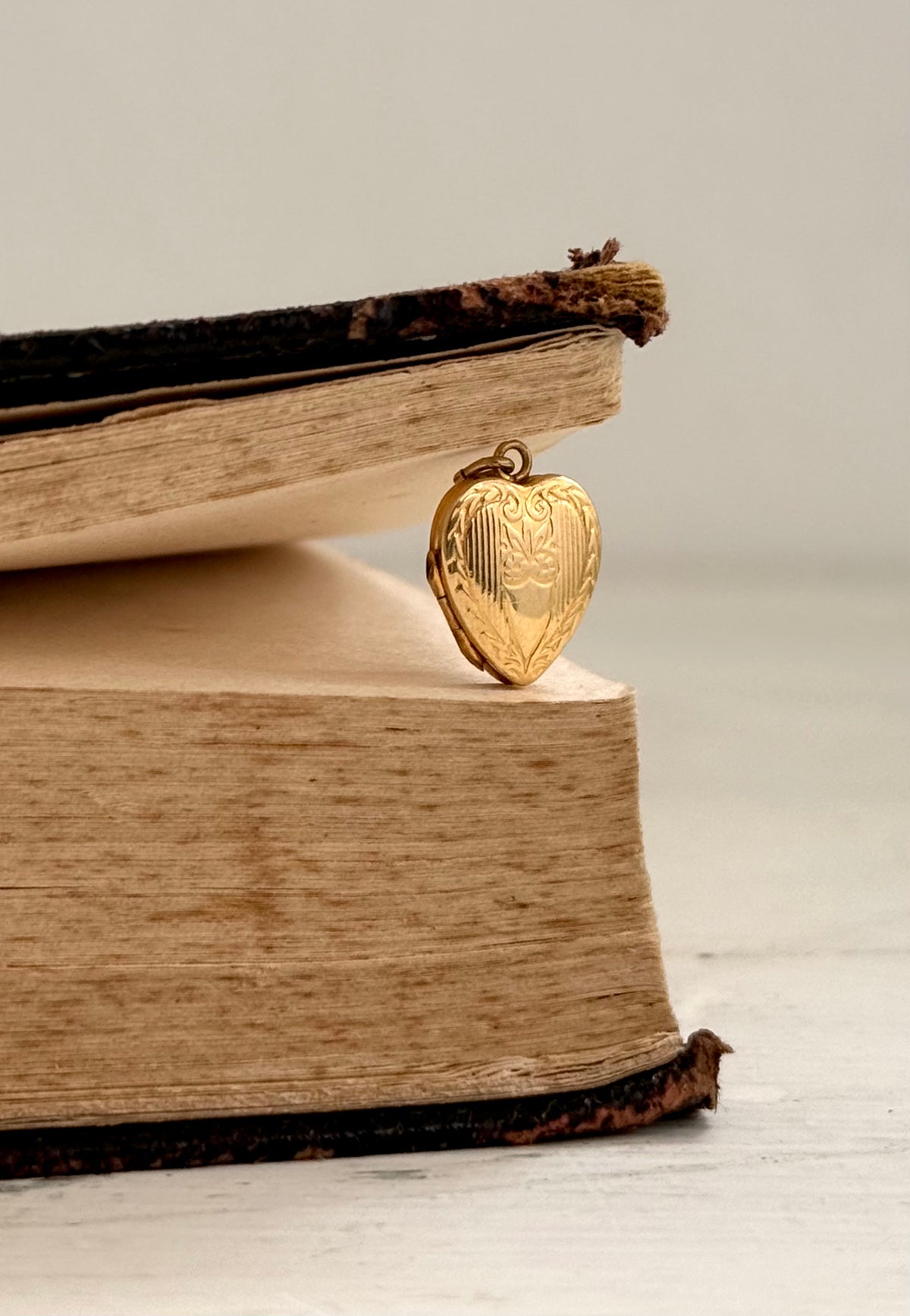 .10ct .1950s miniature gold romantic heart locket pendant