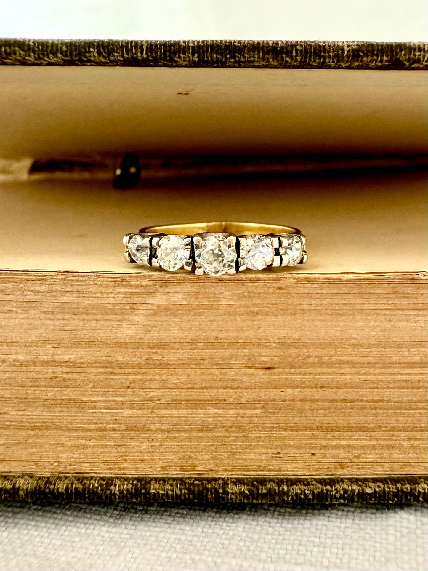 .750 18ct yellow gold 0.94ct weighted luxurious 5 diamond half eternity glorious heirloom ring