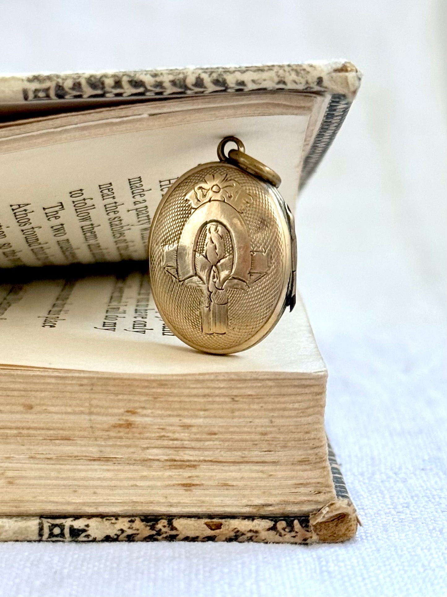1900s .375 antique gold oval front and back Edwardian sweetheart floral engraved gold photo locket keepsake treasure