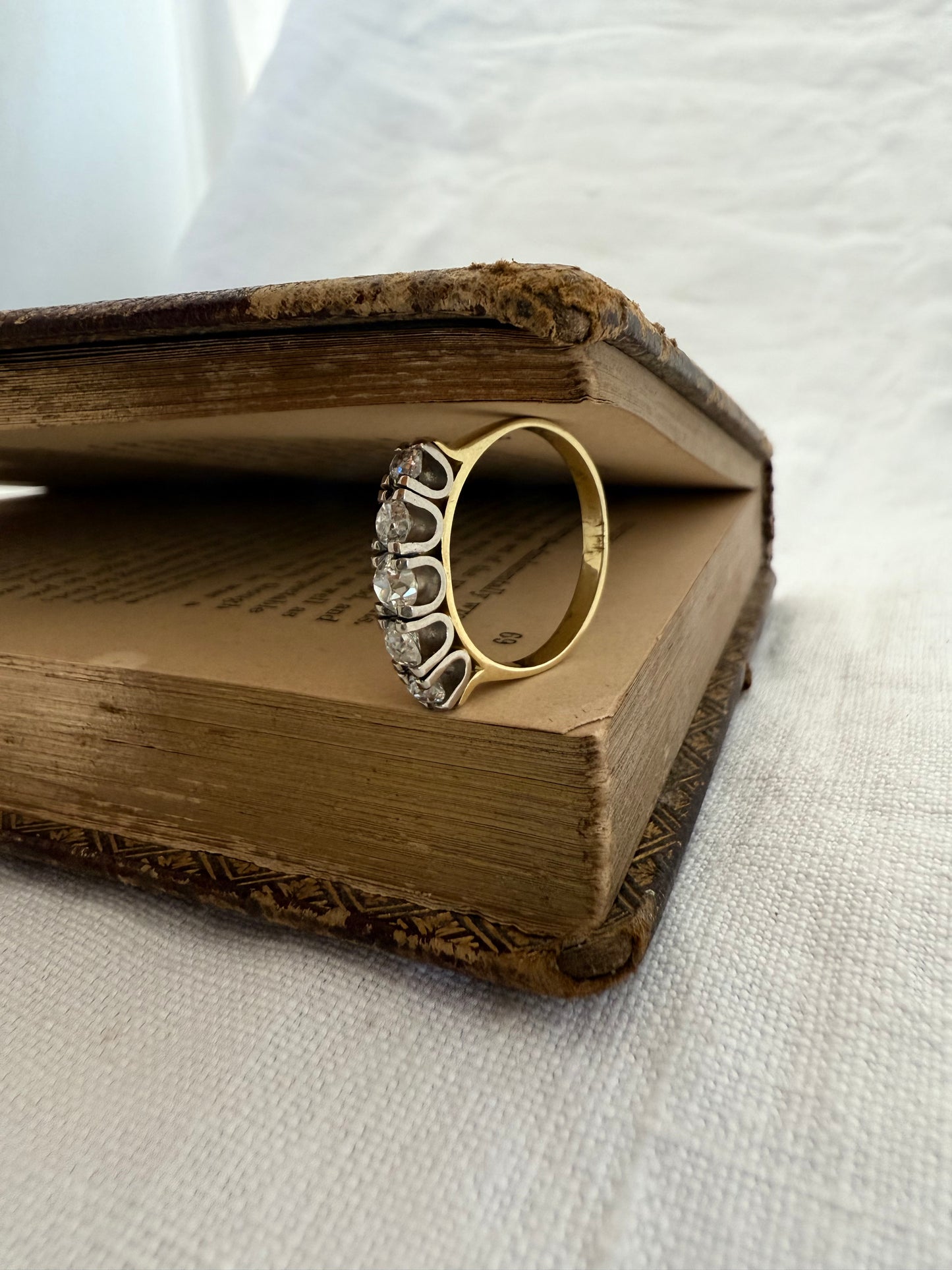 .750 18ct yellow gold 0.94ct weighted luxurious 5 diamond half eternity glorious heirloom ring