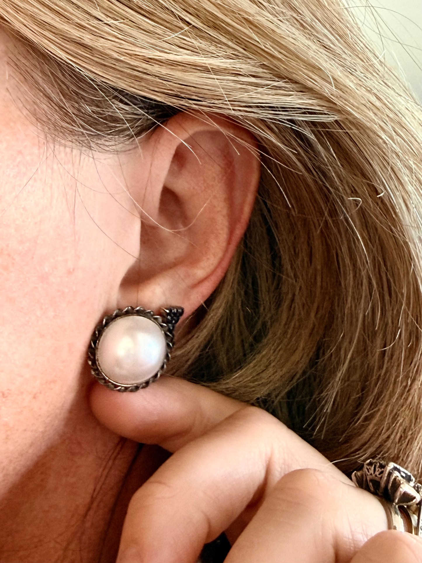 .1970s .1980s .925 sterling silver oversized round circle Mabe pearl post stud earrings