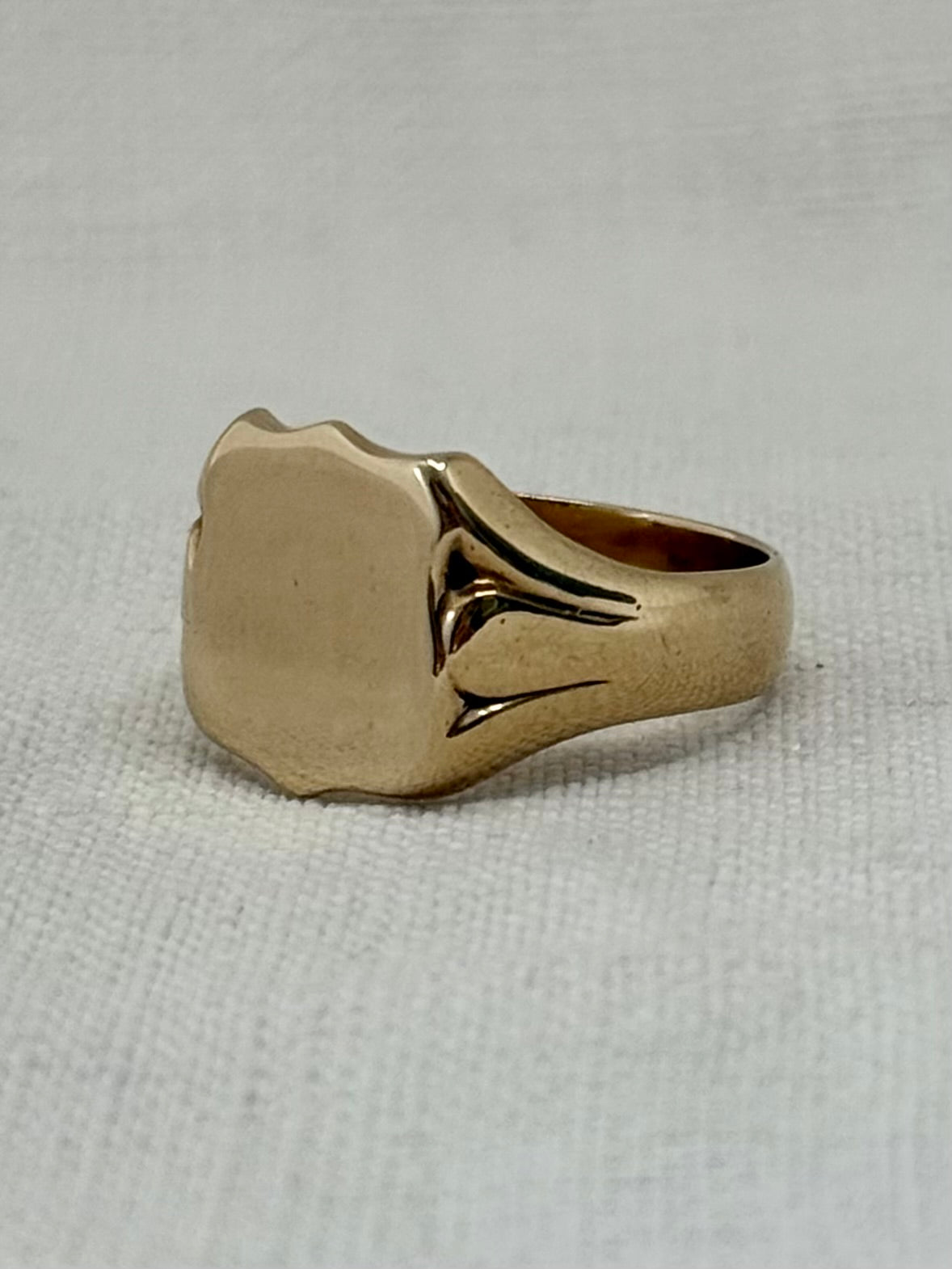 .1970 .375 .9ct solid yellow gold South African Signet Seal Crest Gold Shield ring