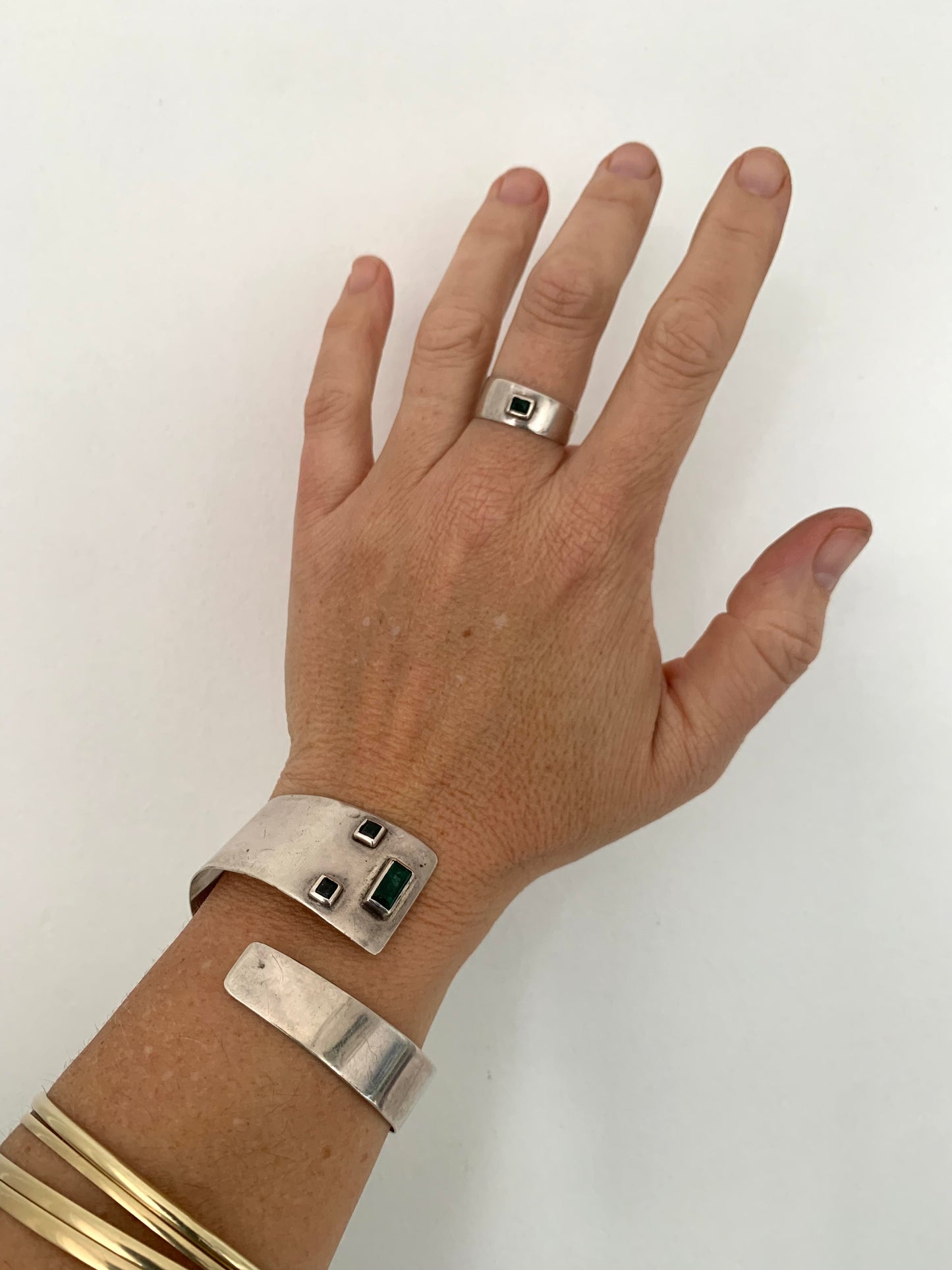.925 1970s style Artisan made Emerald and silver hand made studio made sterling silver and Emerald green Emerald cut gemstone modernist cuff bangle and ring set