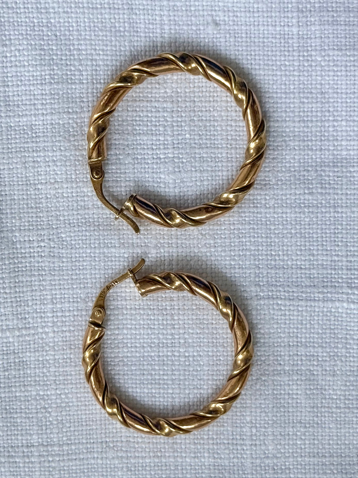 .26mm diameter .375 .9ct rose gold and yellow gold twist twirl fancy two tone 9ct gold medium sized hoop huggy gold earrings