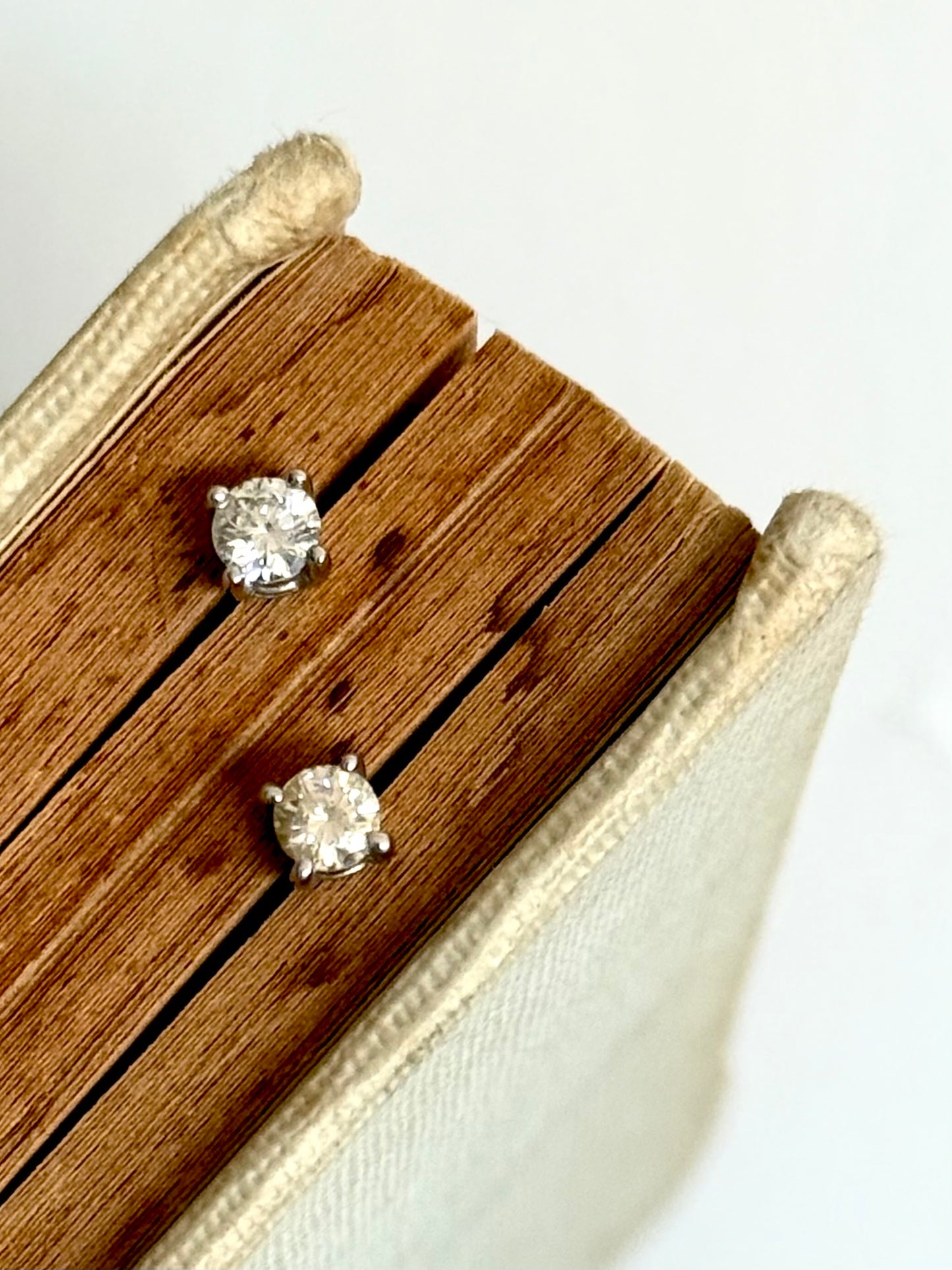 .0.50ct .18ct white gold diamond solitaire classic luxury post stud earrings