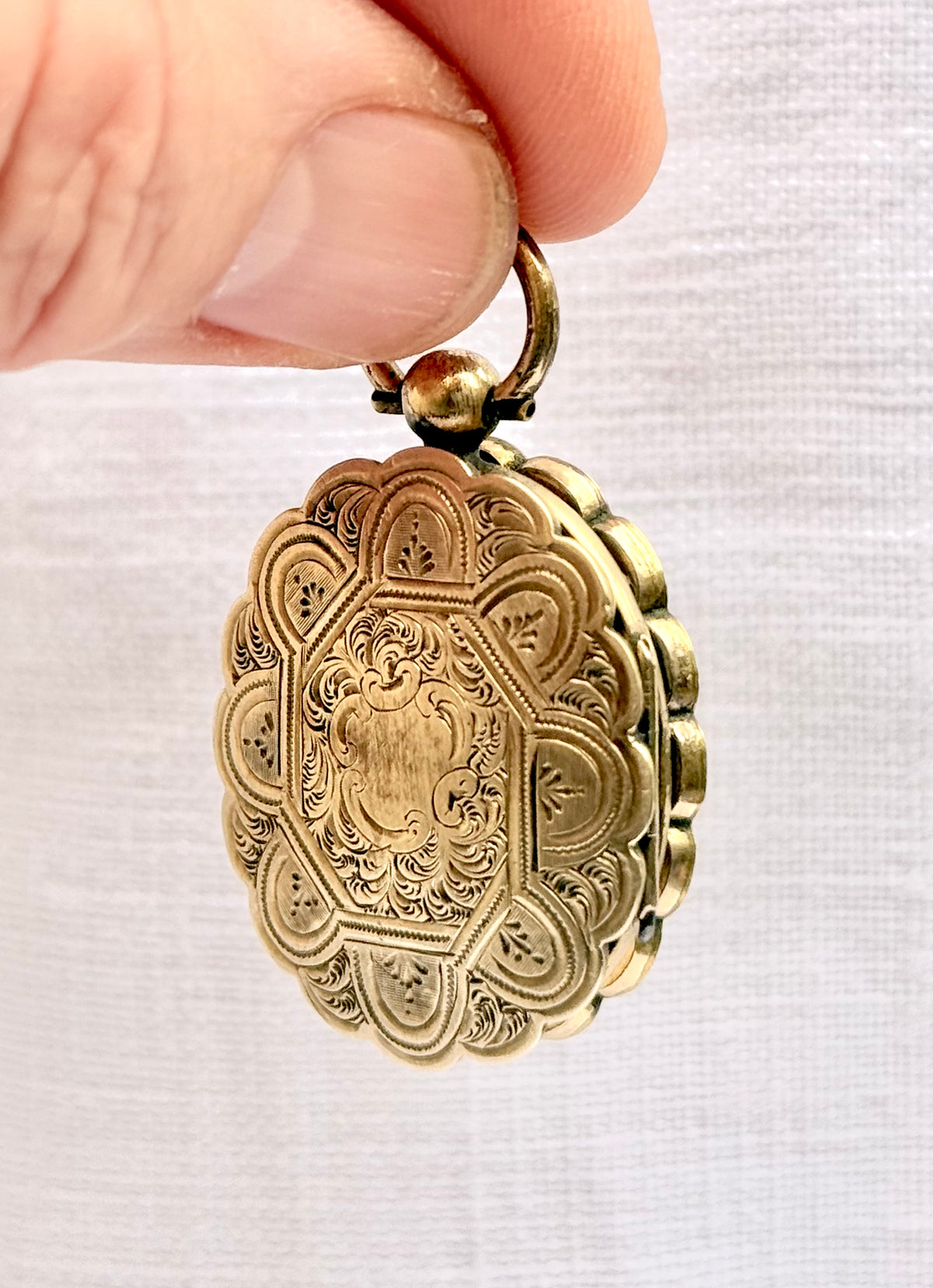 .1860s .1880s antique .375 .9ct gold Aesthetic Victorian era exquisite scallop form double sided front and back gold memento locket