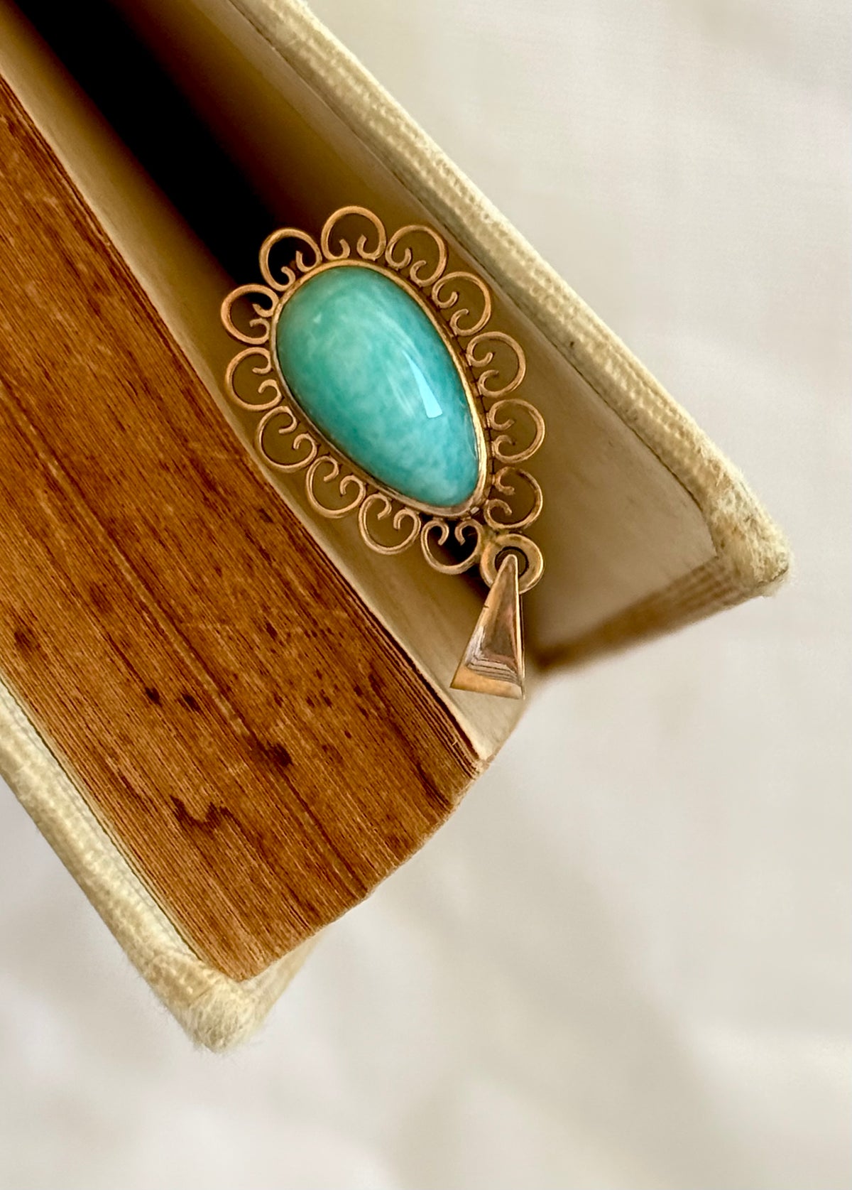 .1940s .1950s .375 .9ct gold Amazonite vintage yellow gold modernist teardrop pear shaped filigree scroll form frame blue green gemstone drop pendant.