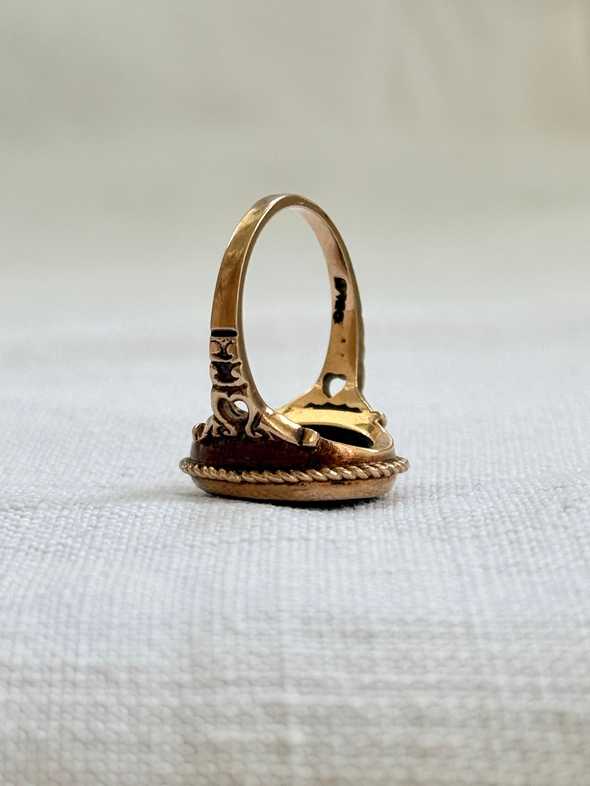 .1920s .1930s .375 .9ct late Art Deco solid gold and onyx gemstone classic Signet rose gold signet ring