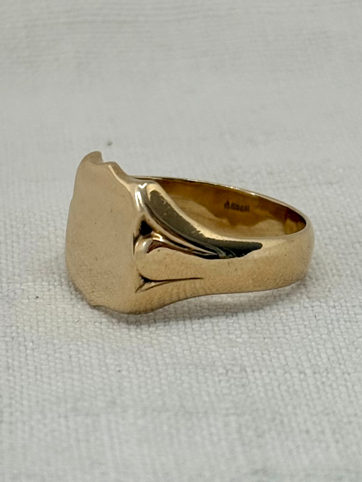 .1970 .375 .9ct solid yellow gold South African Signet Seal Crest Gold Shield ring