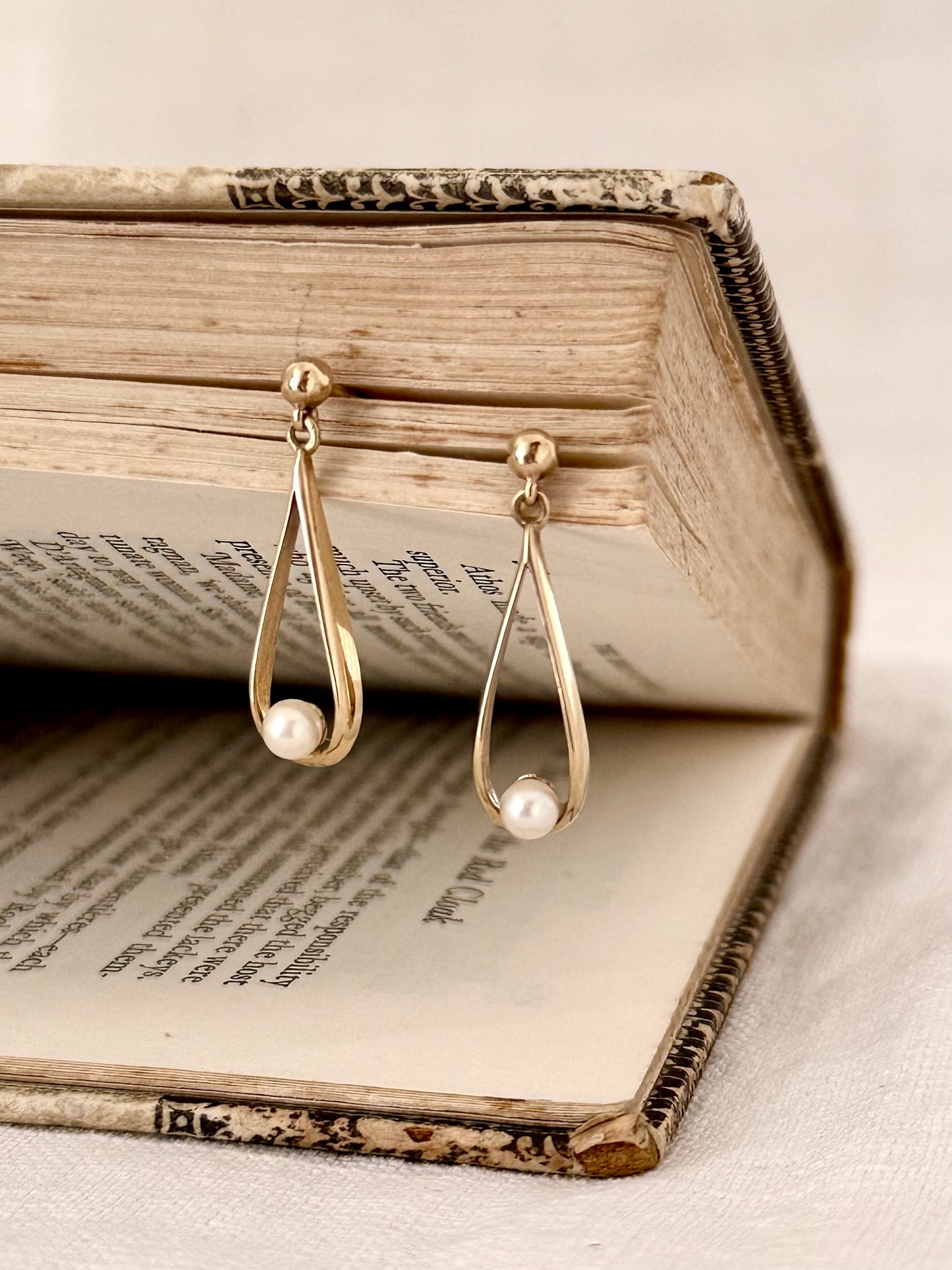 .1950s .375 .9ct luxury teardrop architectural elegant gold and pearl drop dangle post stud push in earrings