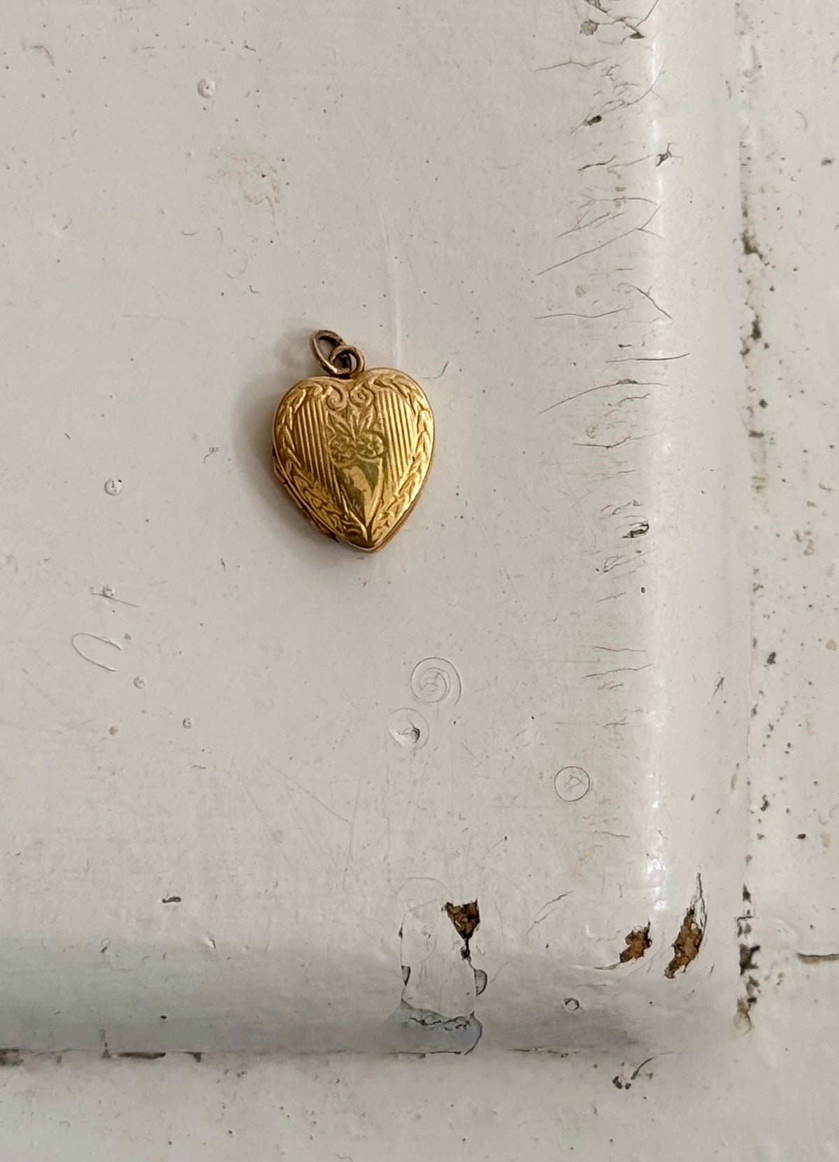 .10ct .1950s miniature gold romantic heart locket pendant