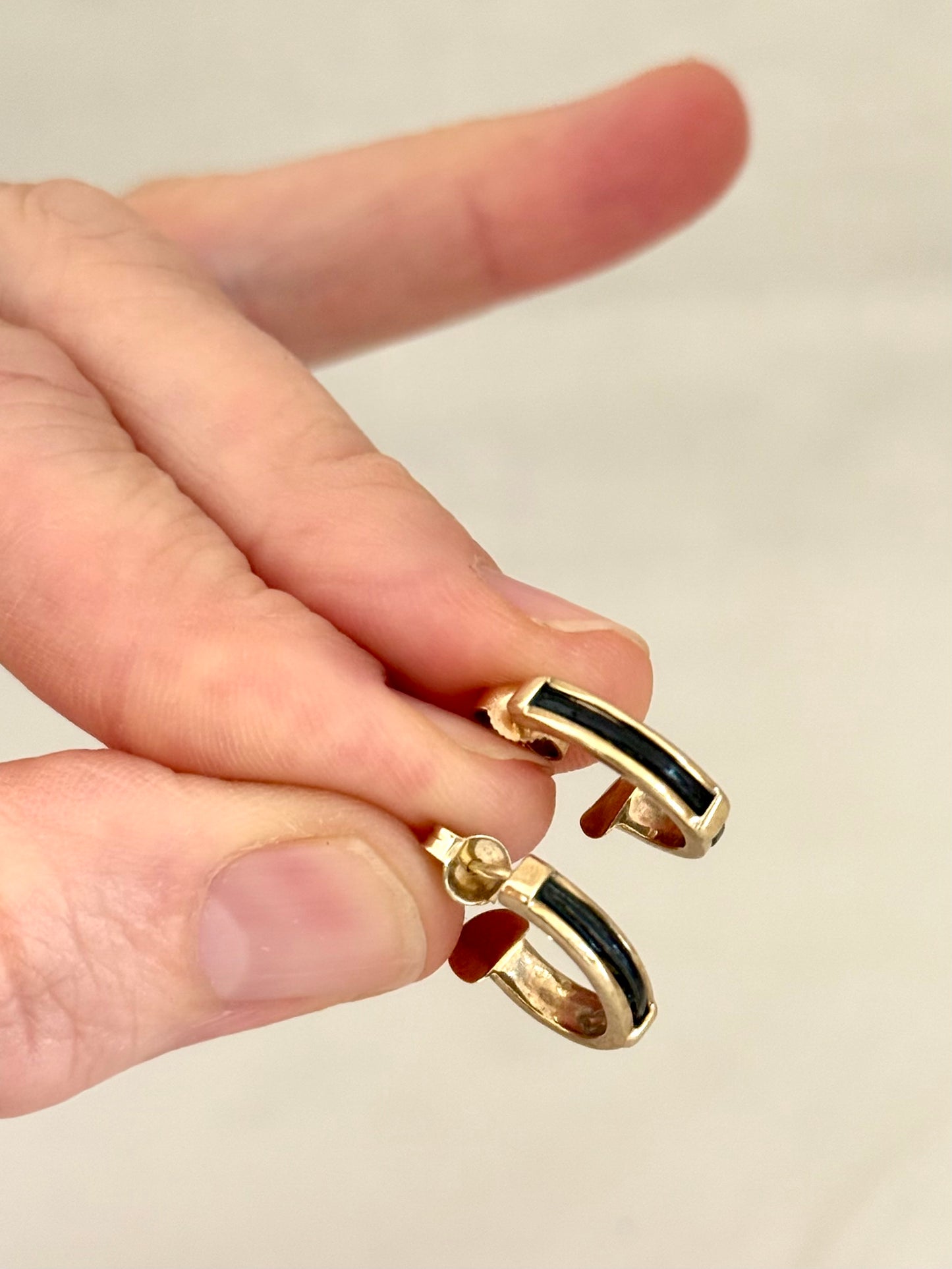 .15mm drop .1990s .375 .9ct gold Elephant hair hoop huggie luxury classic post stud earrings